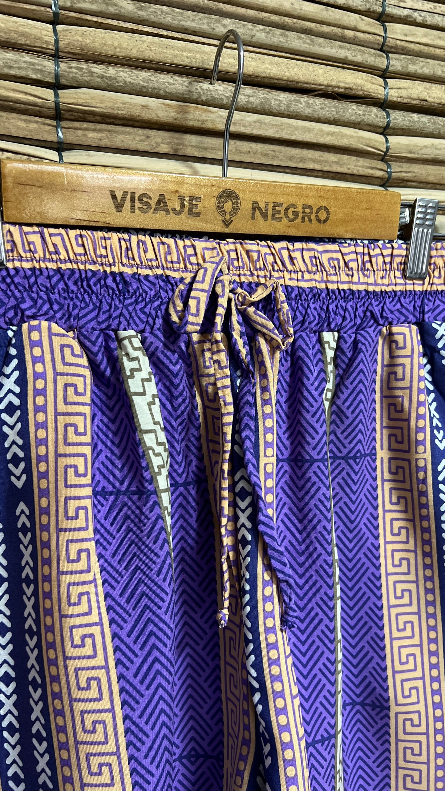 Short-mochibiris estampado estampado Tierra Viva en viscosa fresca | Visaje Negro – diseño étnico colombiano Visaje Negro