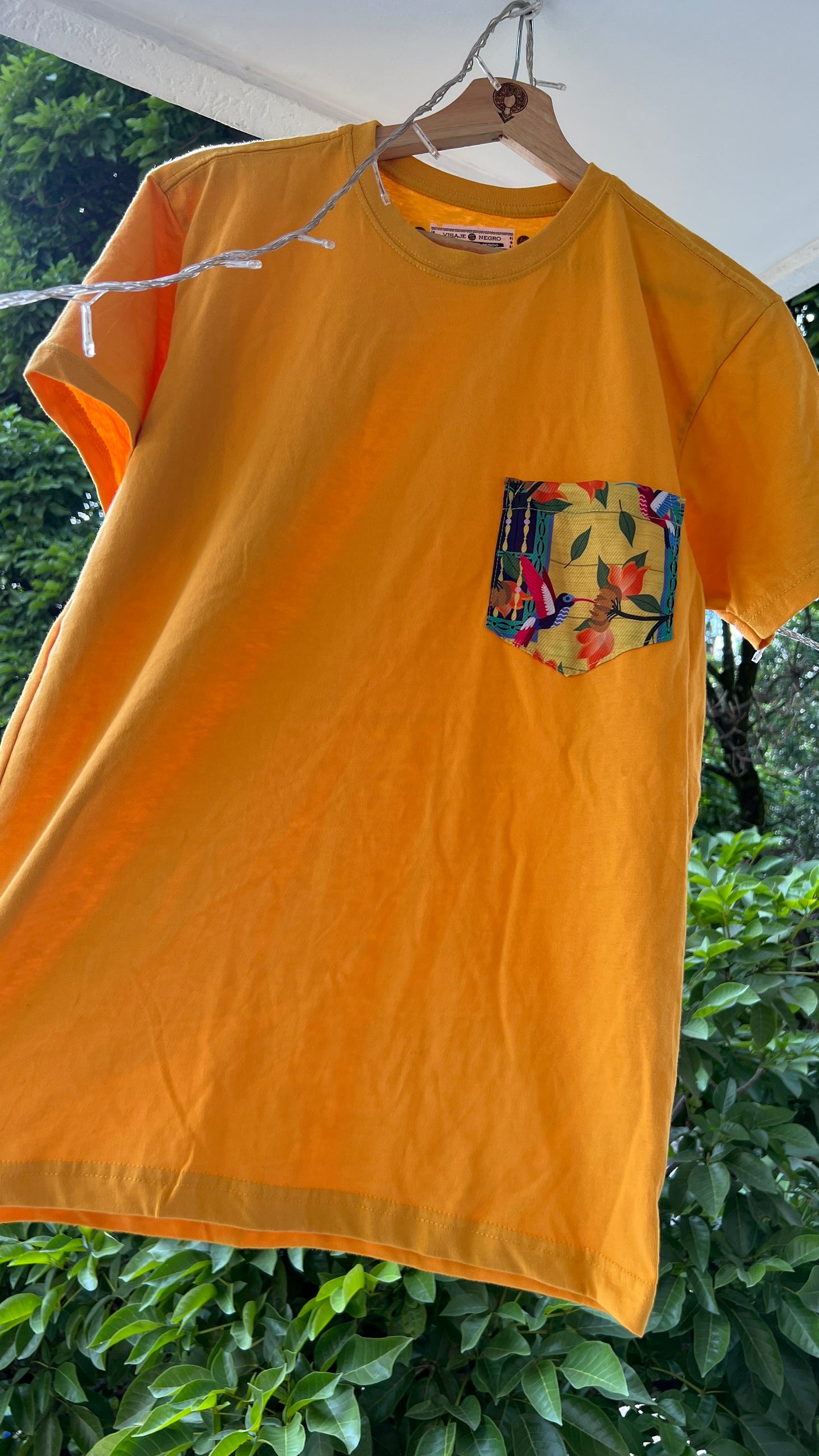 Camiseta mostaza talla S bolsillo diseño ventanas