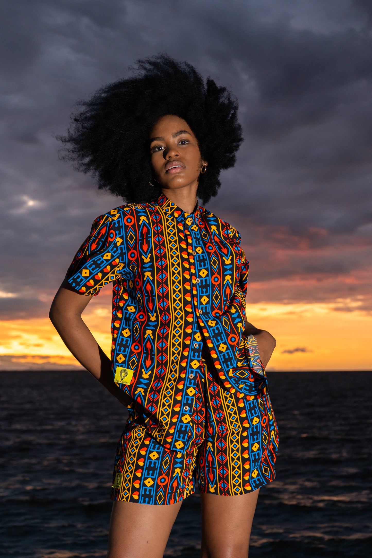 Camisa Unisex Cuello Nerú. Estampado El Alba.