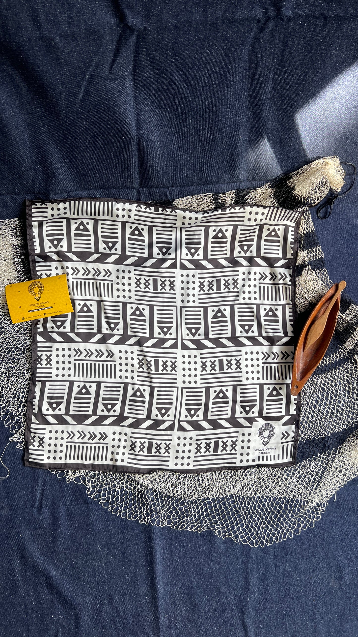 Pañuelo/Pañoleta Diseño Vaivén de Peces BN – diseño étnico colombiano Visaje Negro
