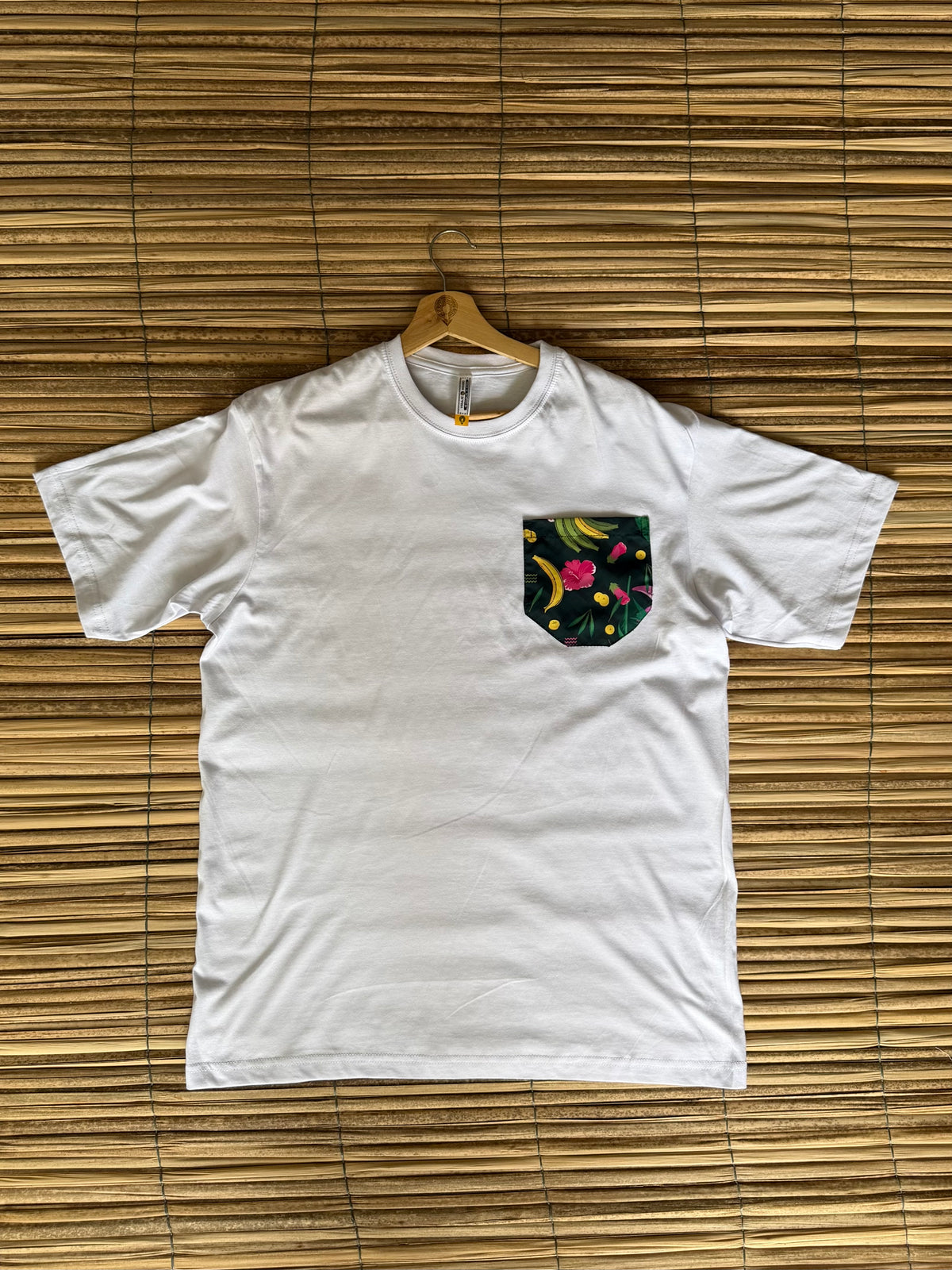 Camiseta blanca talla XL bolsillo diseño Taja