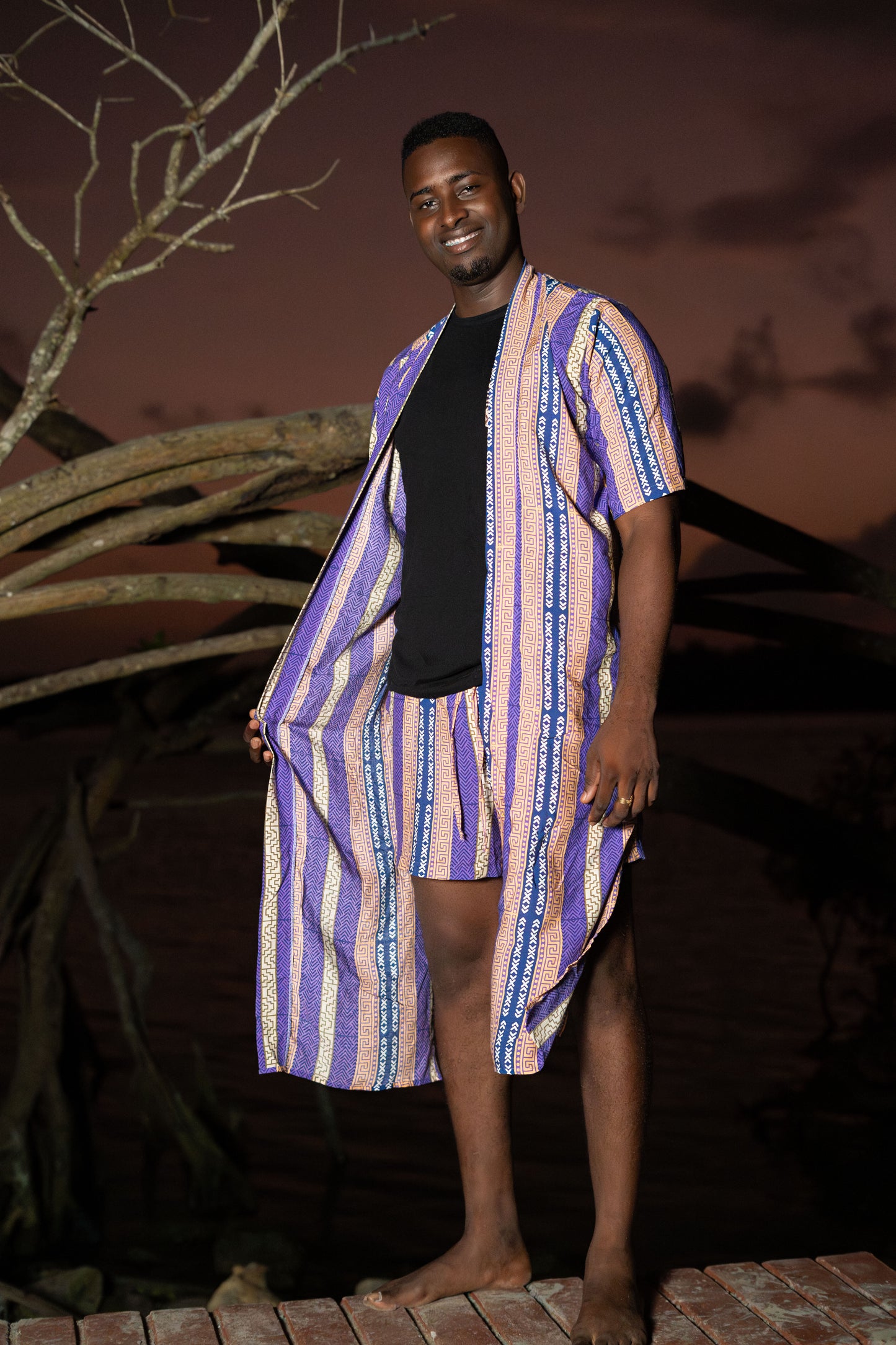Kimono largo sin género estampado Tierra Viva – 100% viscosa fresca | Visaje Negro – diseño étnico colombiano Visaje Negro