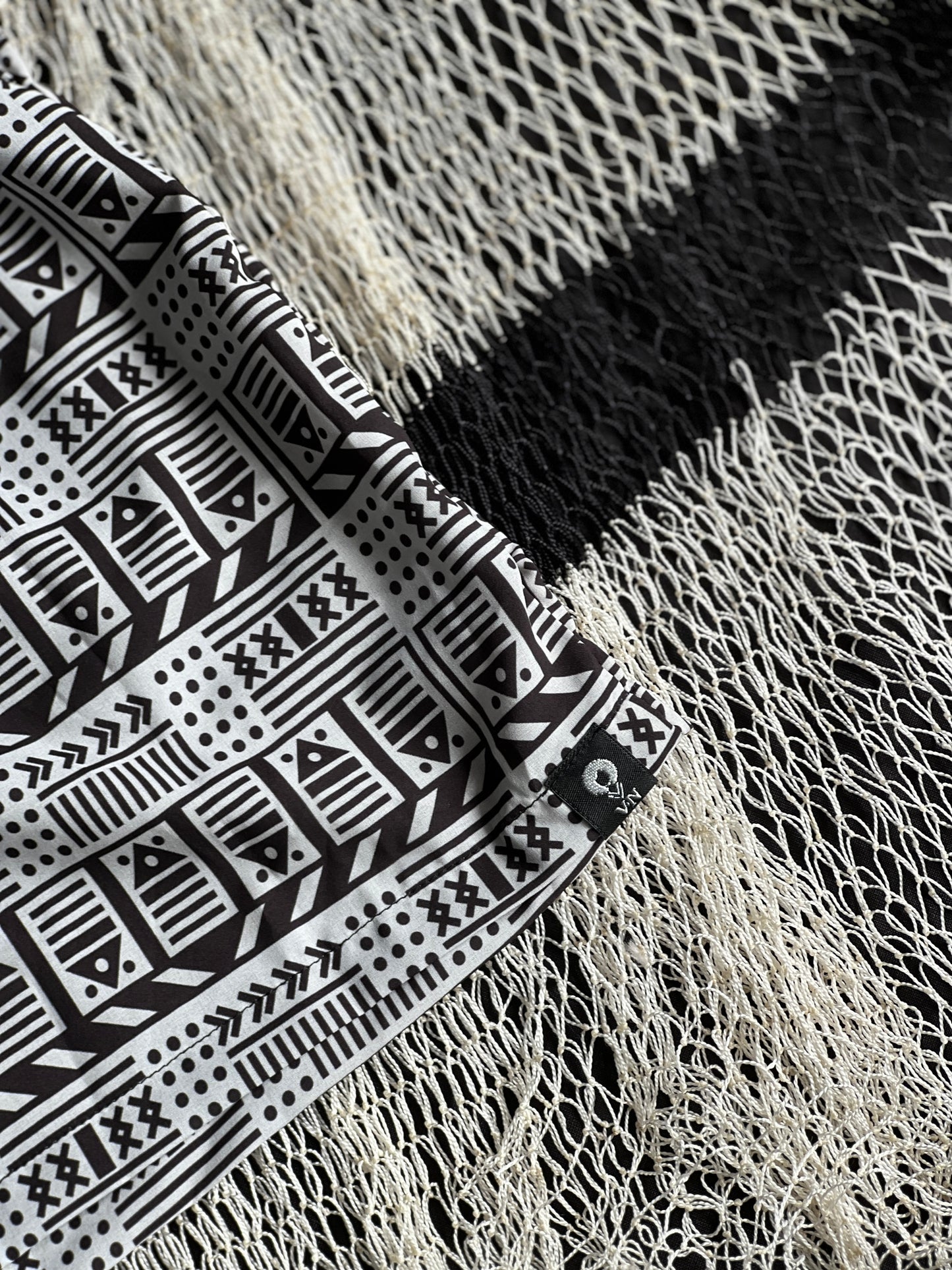 Short-mochibiris estampado Vaivén de peces B/N – diseño étnico colombiano Visaje Negro