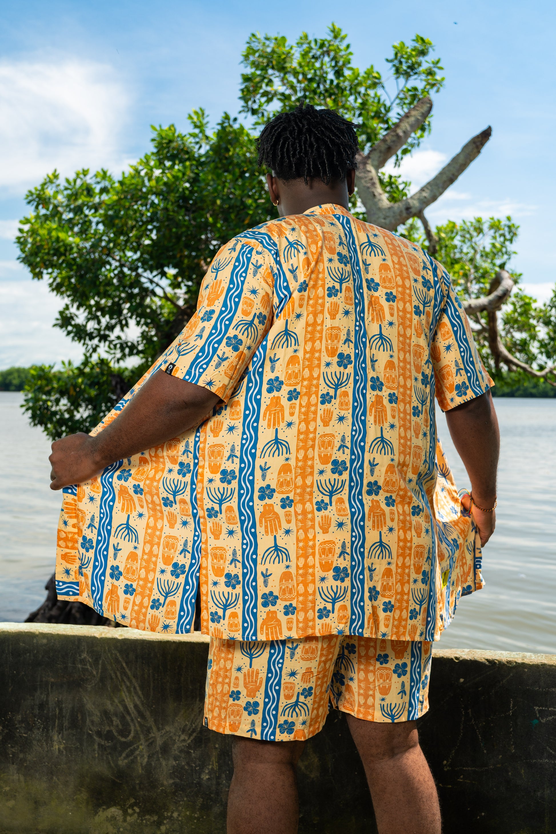 Kimono corto sin género estampado BULLA Y PESCA – 100% viscosa fresca | Visaje Negro – diseño étnico colombiano Visaje Negro