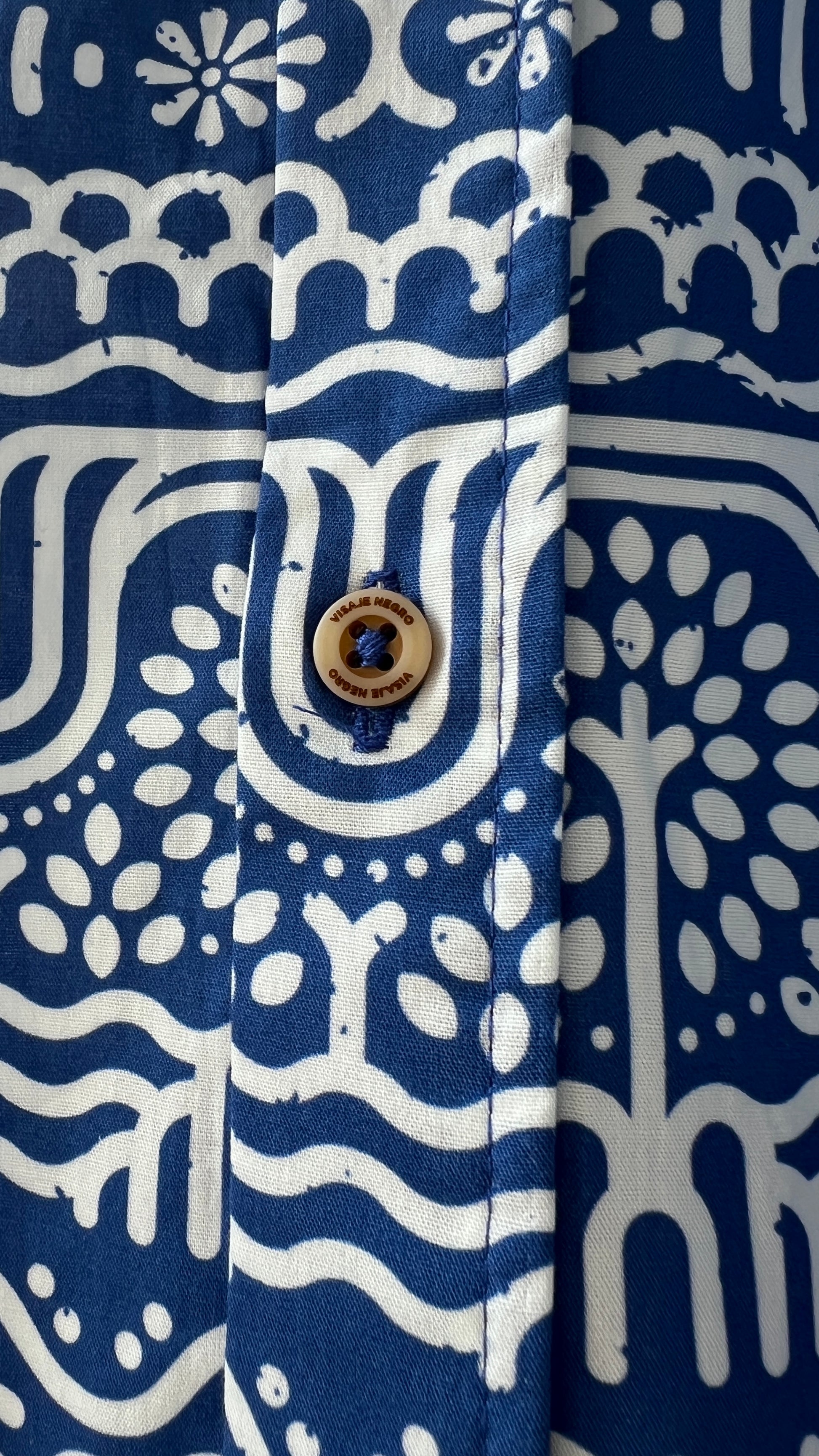 Camisa Premiun ALGODÓN cuello inglés-Rio Suriquí – diseño étnico colombiano Visaje Negro