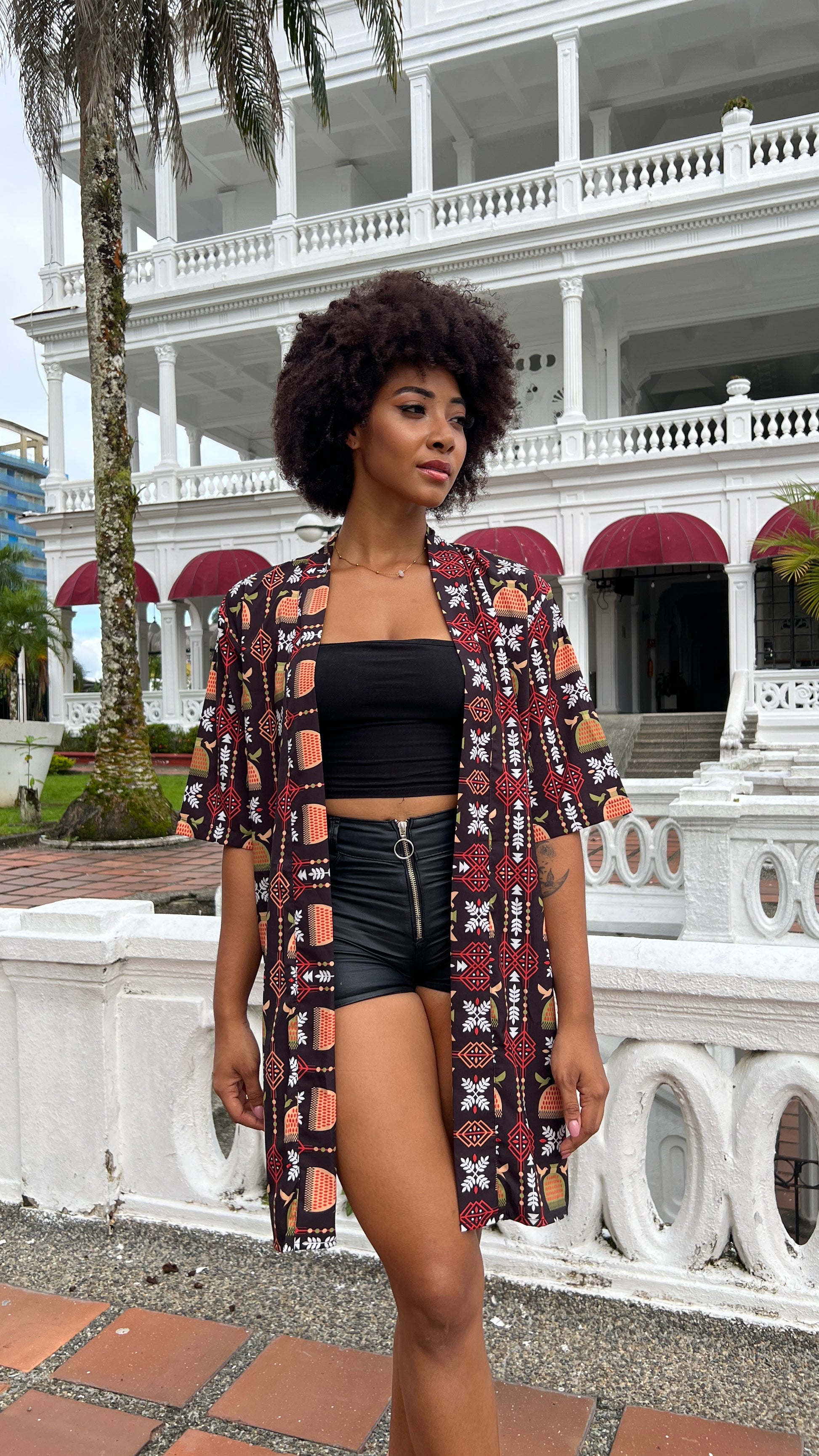 Kimono corto sin género- Diseño Puño de arroz – diseño étnico colombiano Visaje Negro