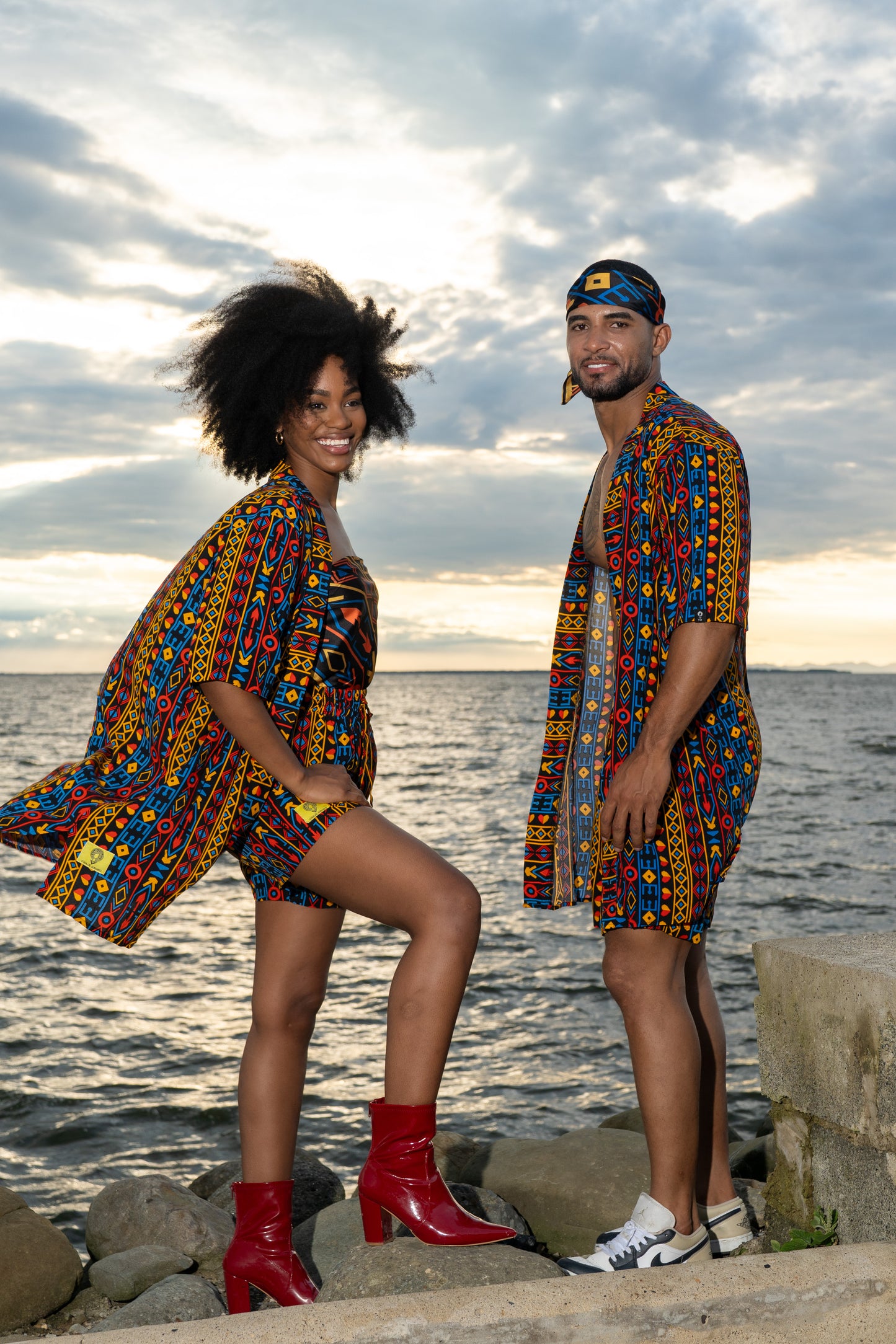 Kimono corto sin género estampado El Alba – 100% viscosa fresca | Visaje Negro – diseño étnico colombiano Visaje Negro