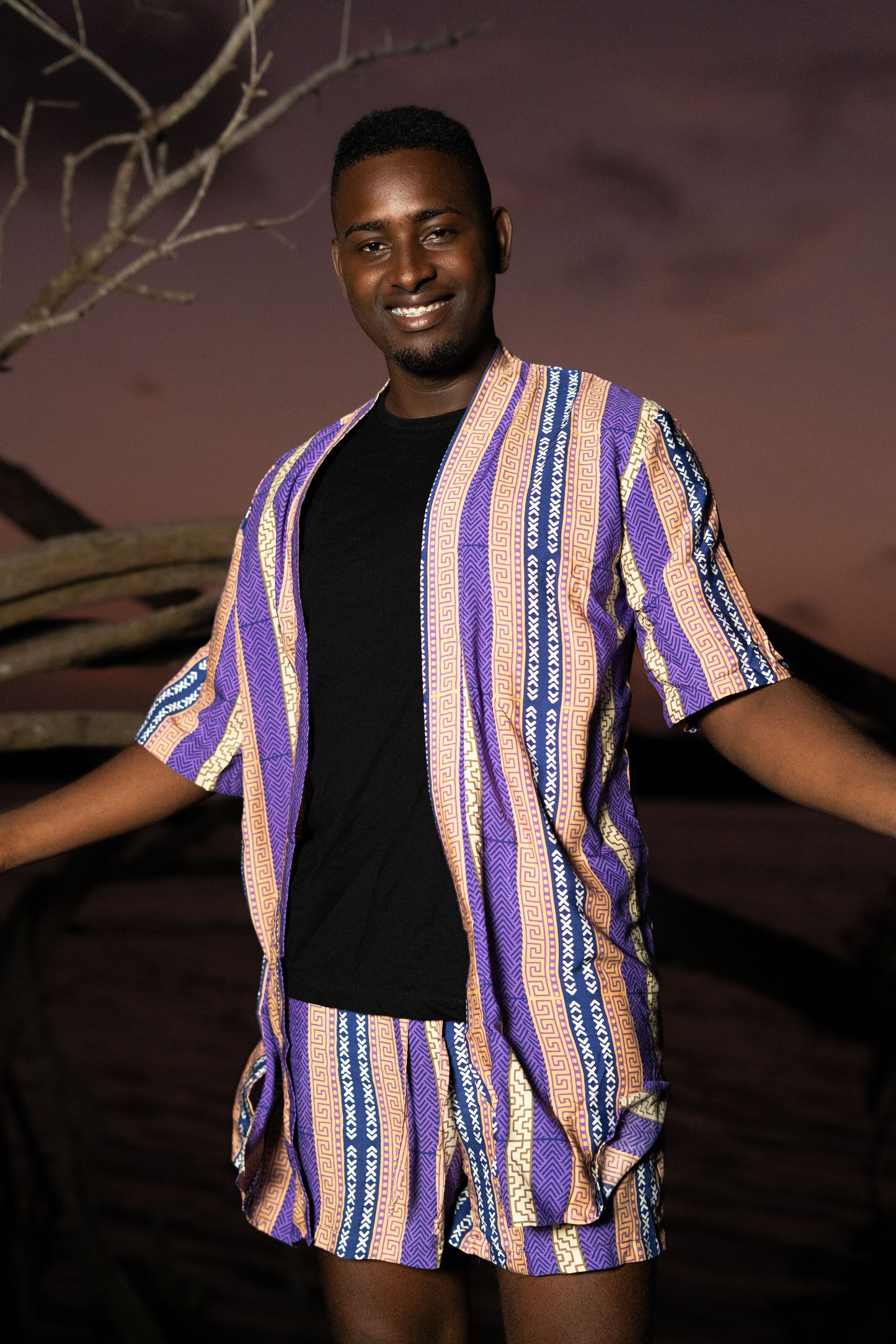 Kimono corto sin género estampado Tierra viva– 100% viscosa fresca | Visaje Negro – diseño étnico colombiano Visaje Negro