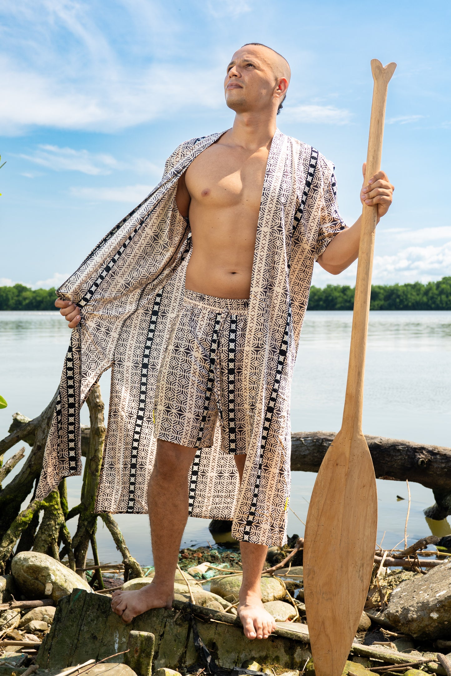 Kimono largo sin género estampado BARCAZA – 100% viscosa fresca | Visaje Negro – diseño étnico colombiano Visaje Negro