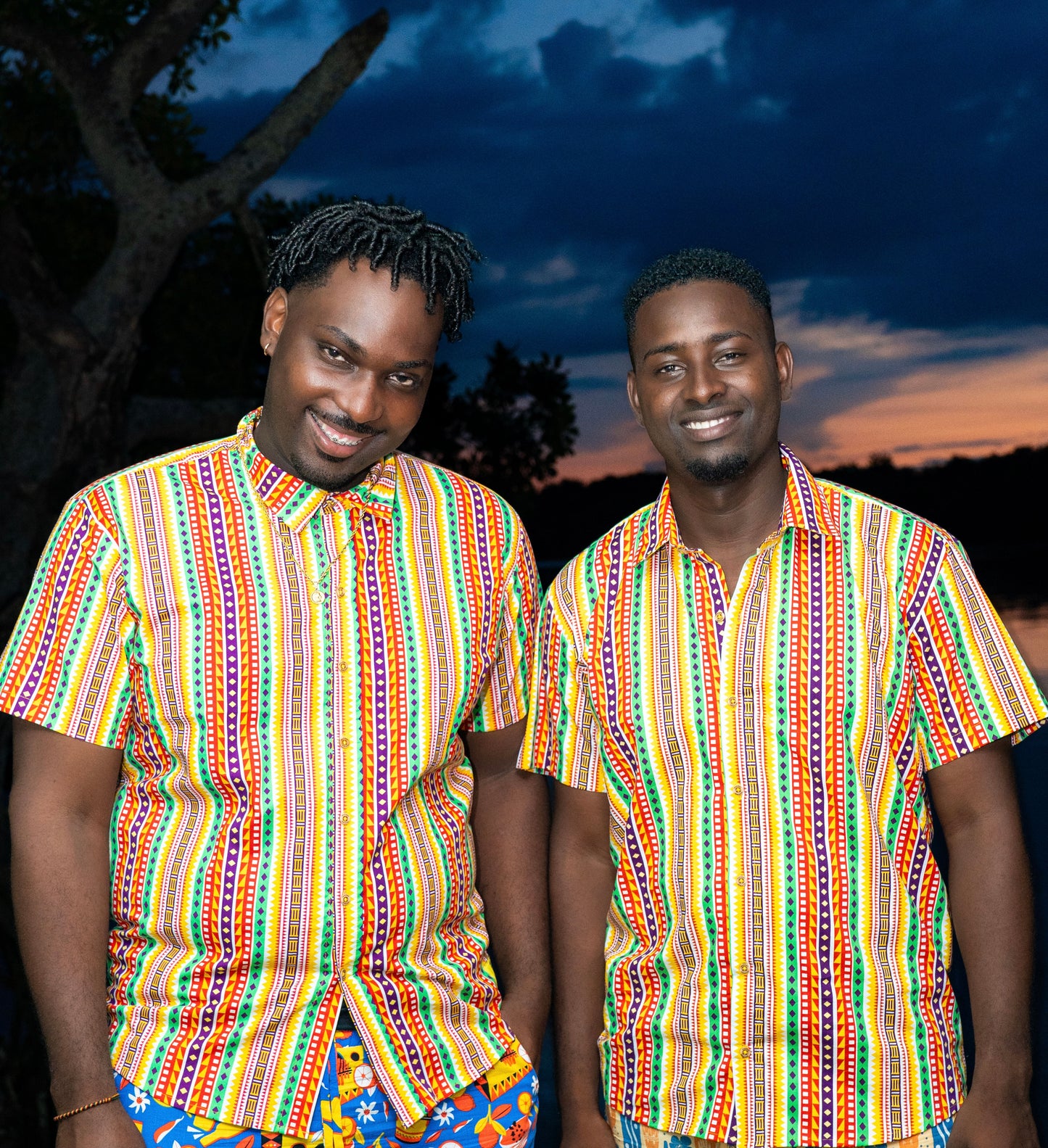 Camisa Premiun ALGODÓN sin género manga corta estampado CAMINOS con cuello INGLÉS| Visaje Negro – diseño étnico colombiano Visaje Negro