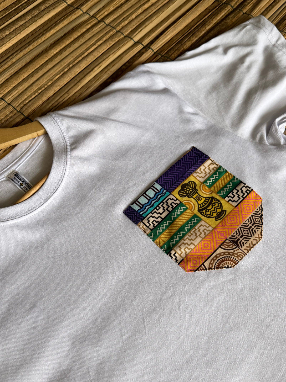 Camiseta blanca talla XL bolsillo diseño Artesanos