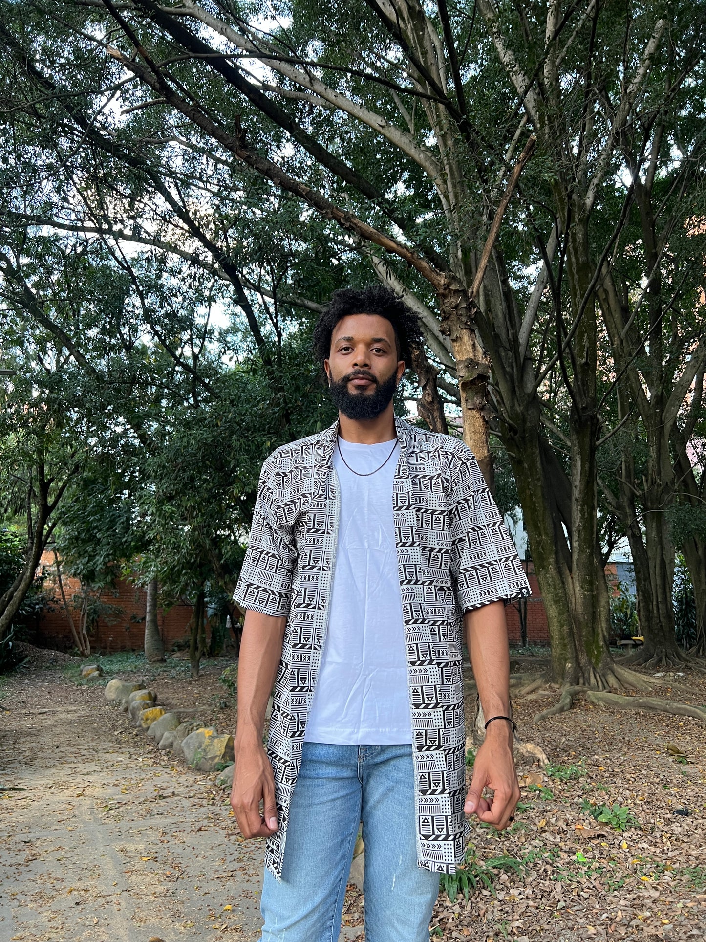 Kimono corto sin género vaivén de peces B/N – diseño étnico colombiano Visaje Negro