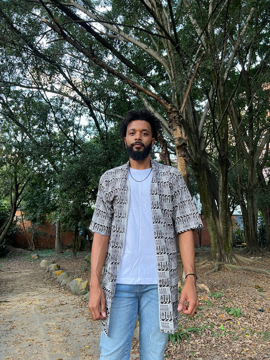 Kimono corto sin género vaivén de peces B/N – diseño étnico colombiano Visaje Negro