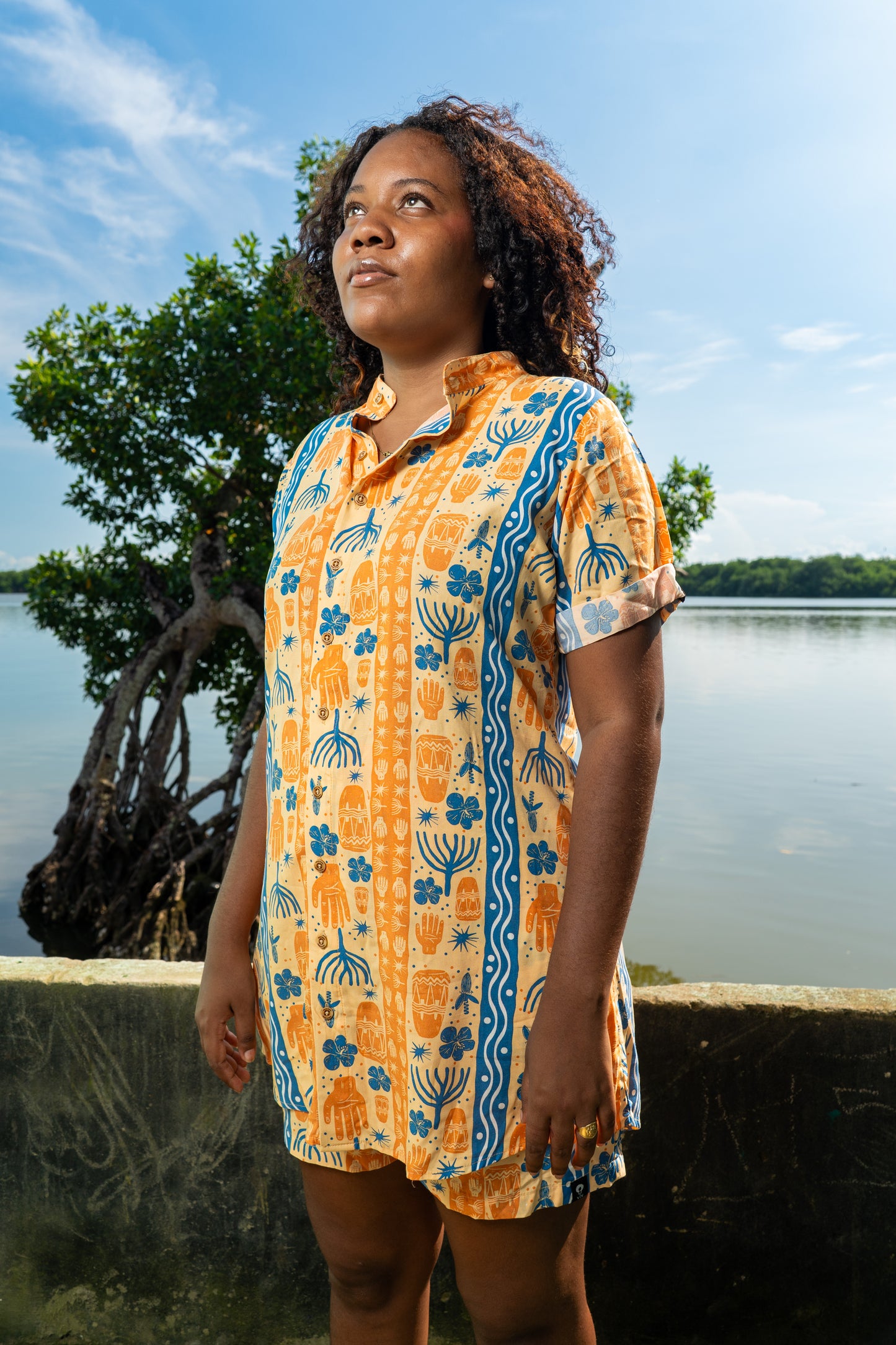 Camisón sin género estampada BULLA Y PESCA  en viscosa fresca con cuello nerú | Visaje Negro – diseño étnico colombiano Visaje Negro