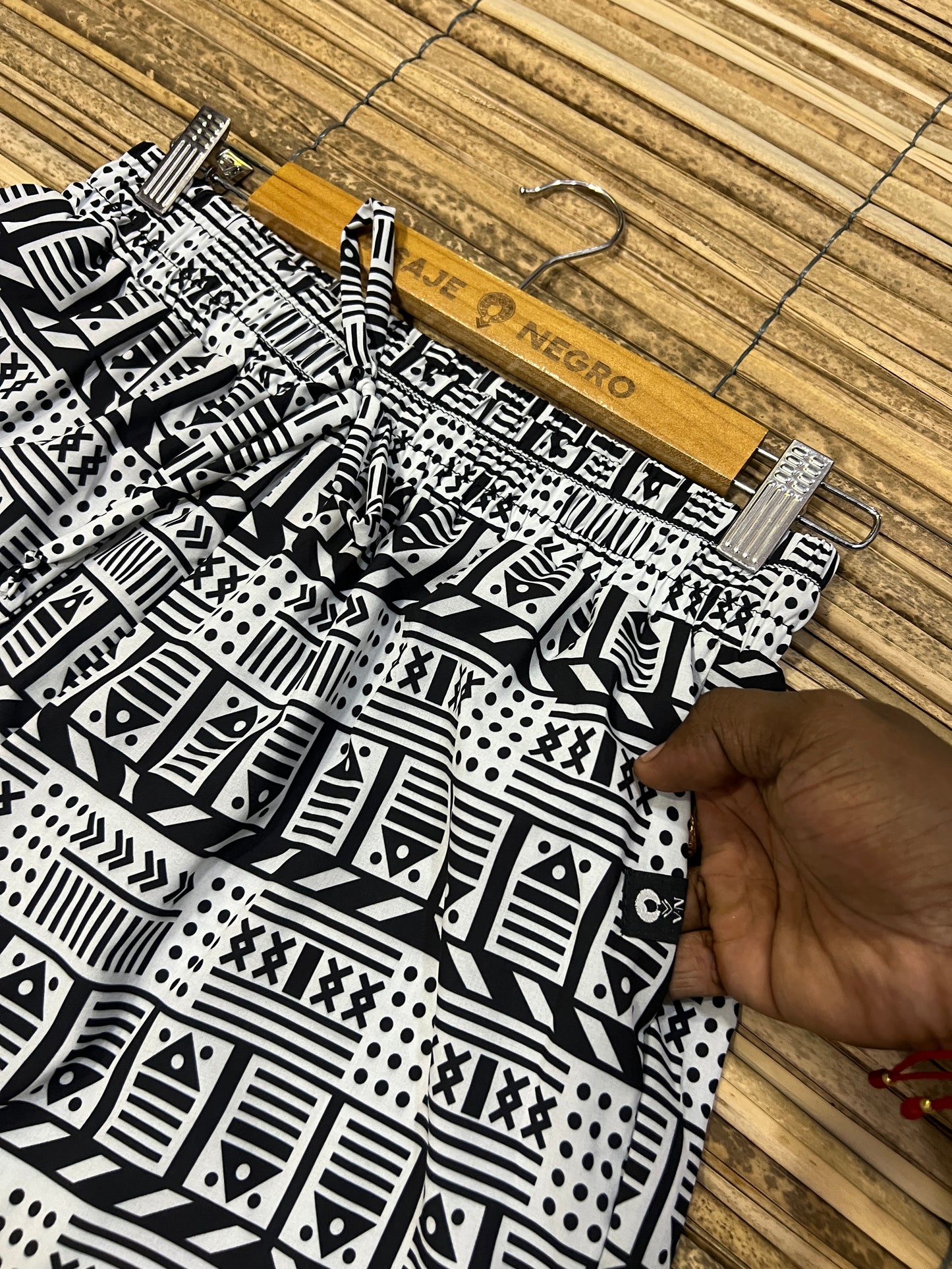 Pantalón Estampado Bota Ancha Vaivén de Peces Blanco y Negro