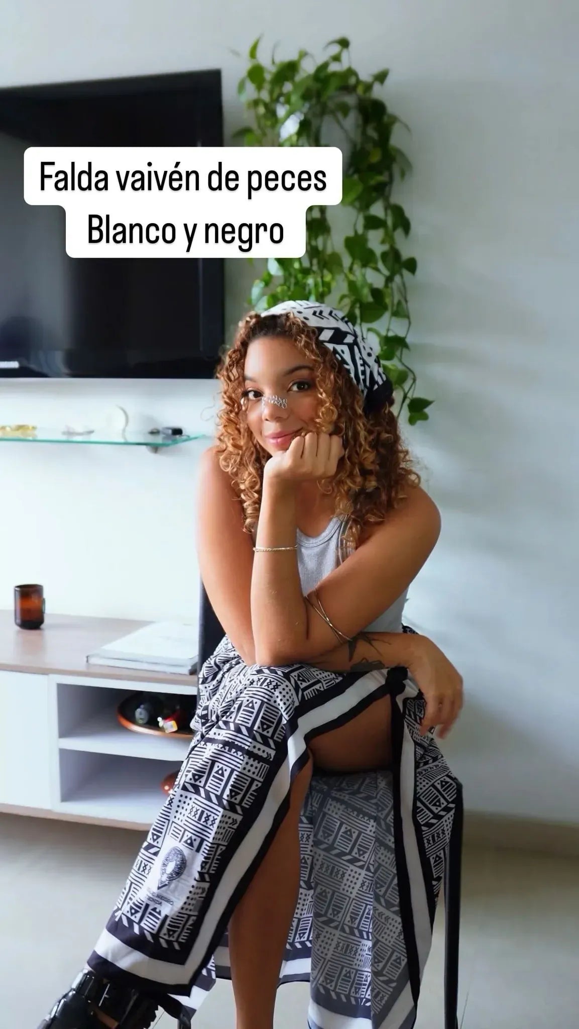 Falda larga- Abertura coqueta- vaivén de peces Blanco y negro – diseño étnico colombiano Visaje Negro