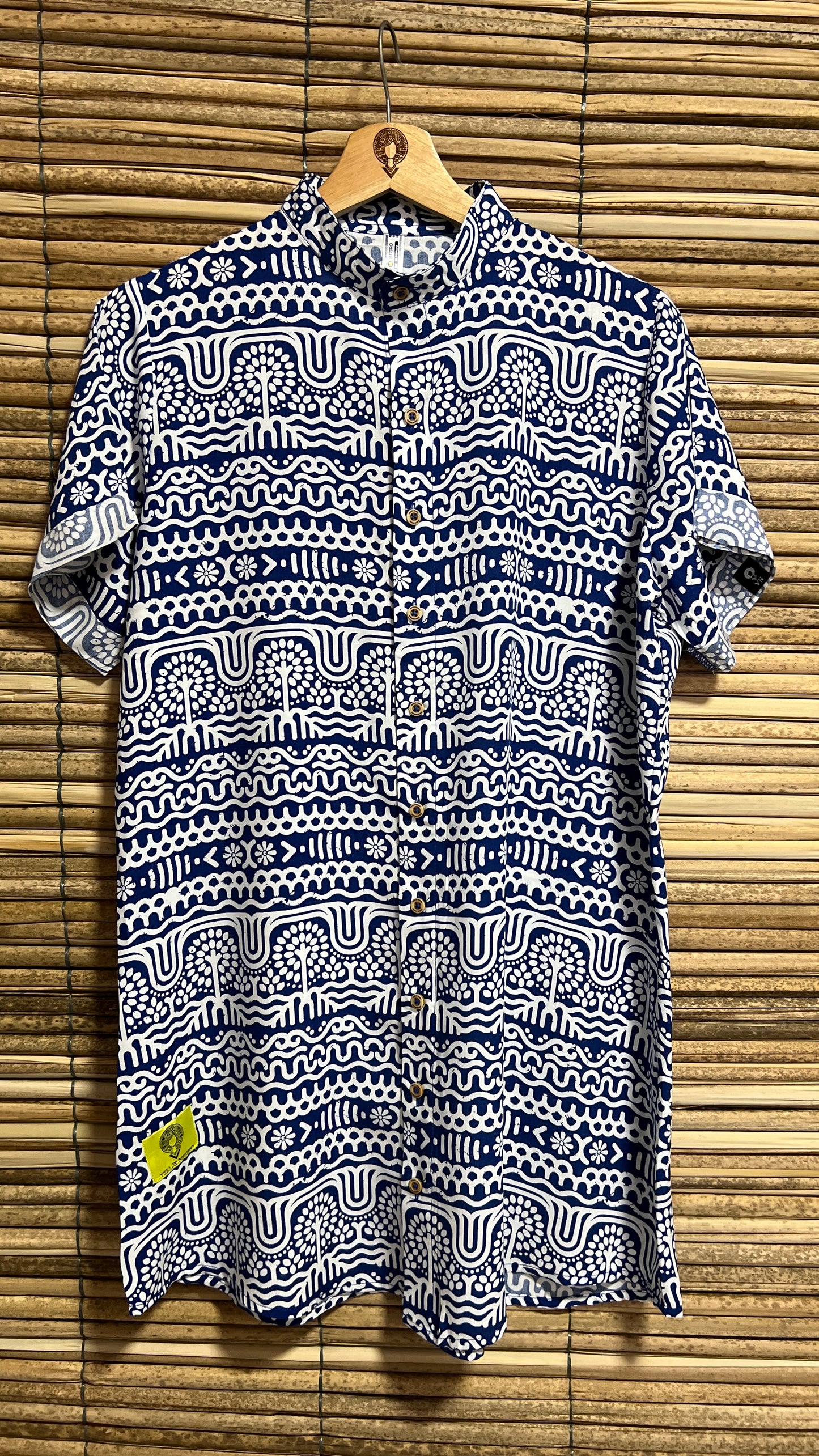 Camisón  sin género manga corta estampada Río Suriquí con cuello nerú en viscosa fresca | Visaje Negro – diseño étnico colombiano Visaje Negro