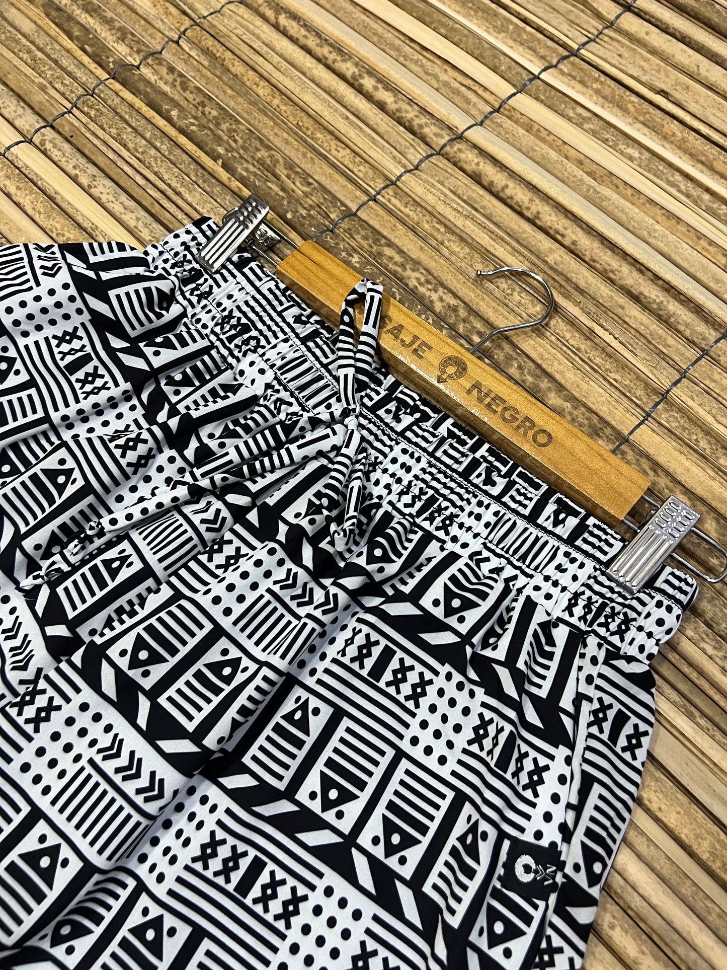 Pantalón Estampado Bota Ancha Vaivén de Peces Blanco y Negro