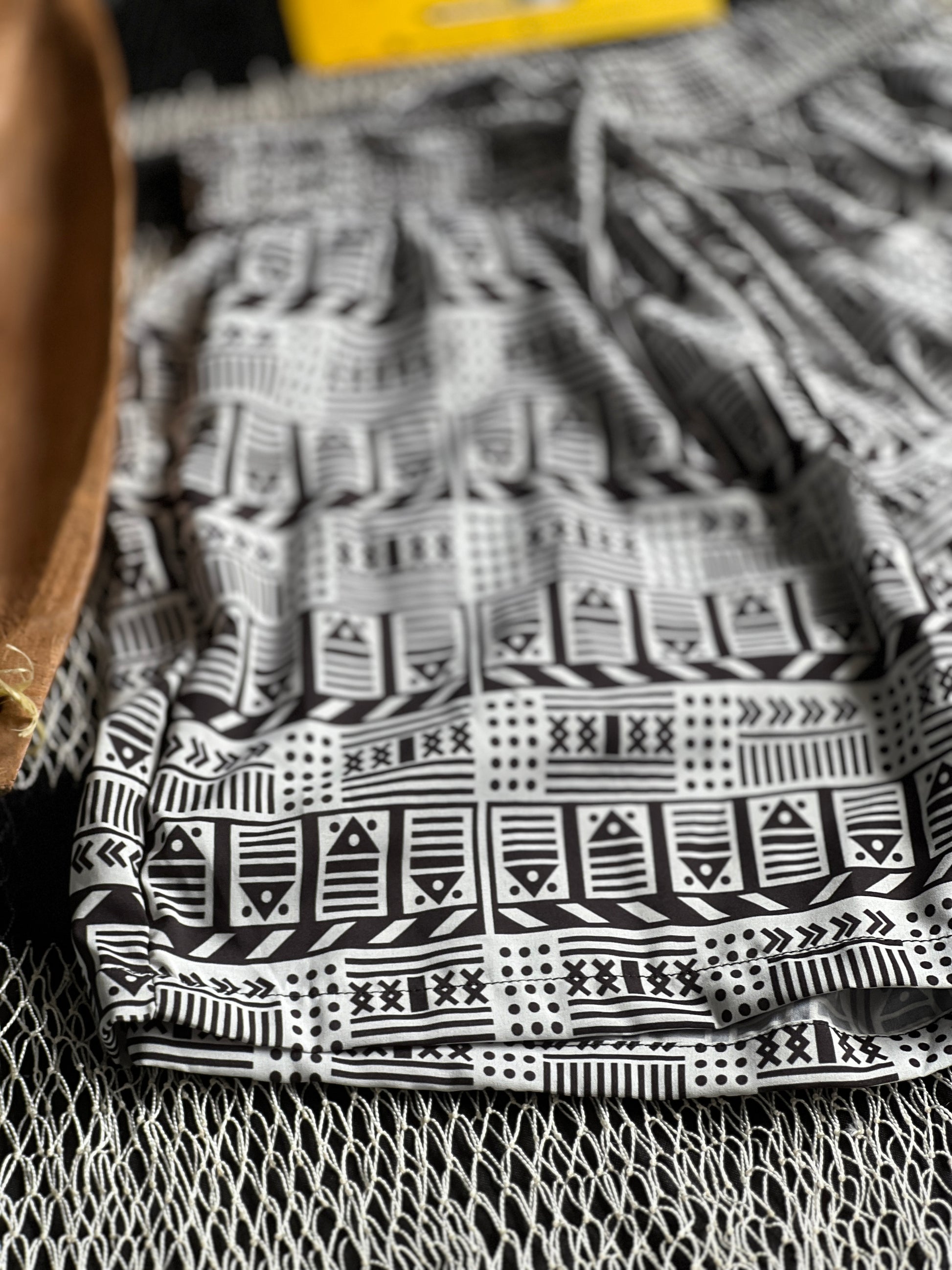 Short-mochibiris estampado Vaivén de peces B/N – diseño étnico colombiano Visaje Negro