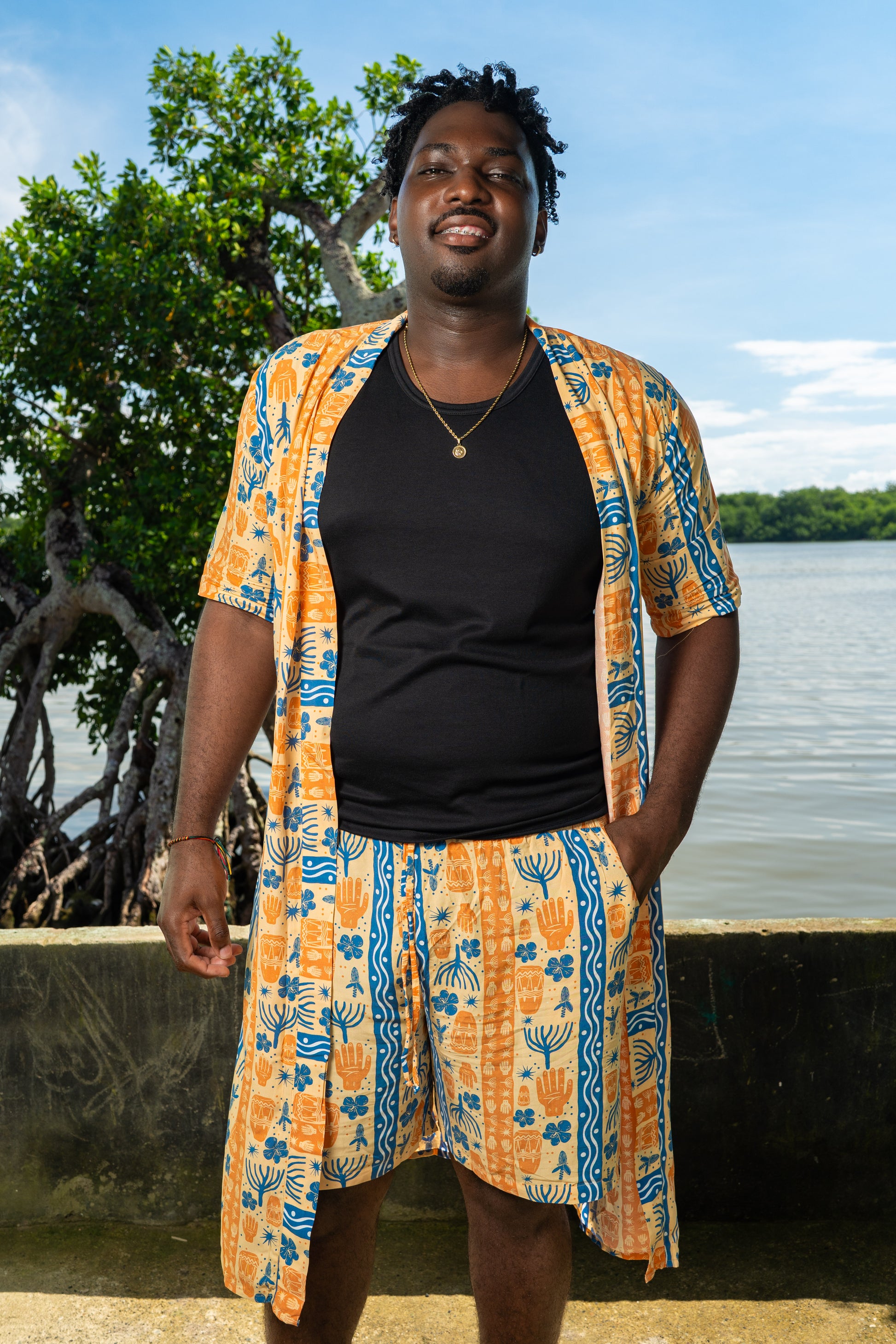 Kimono largo sin género estampado BULLA Y PESCA – 100% viscosa fresca | Visaje Negro – diseño étnico colombiano Visaje Negro