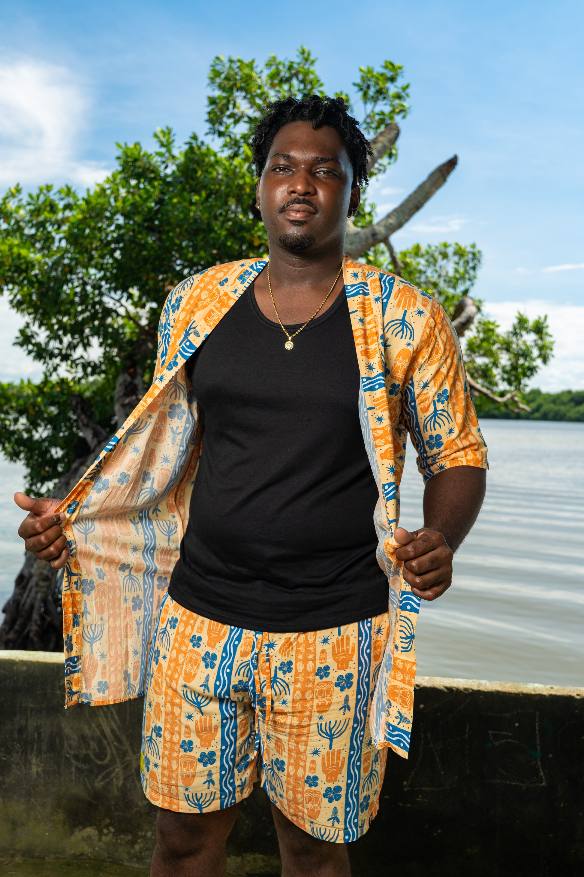 Kimono corto sin género estampado BULLA Y PESCA – 100% viscosa fresca | Visaje Negro – diseño étnico colombiano Visaje Negro