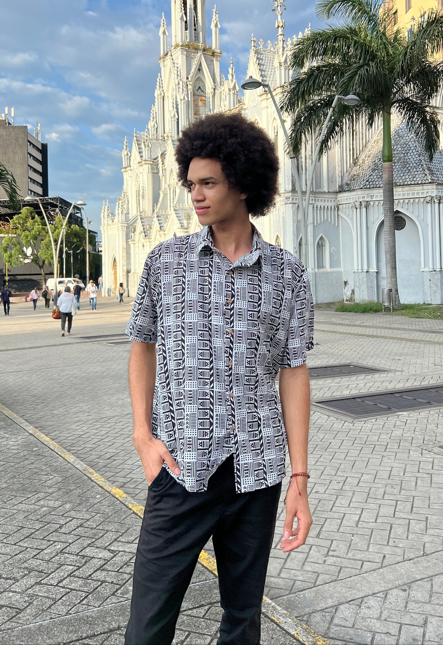 Camisa Vaivén de Peces B/N  Cuello Inglés