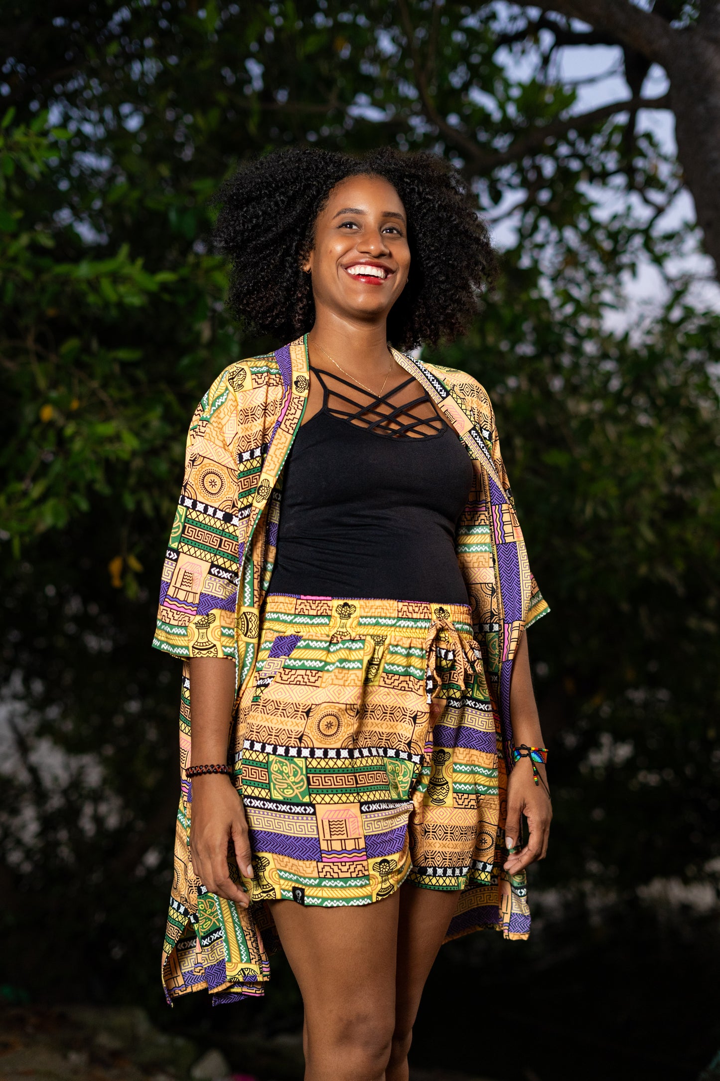 Kimono corto sin género estampado ARTESANOS – 100% viscosa fresca | Visaje Negro – diseño étnico colombiano Visaje Negro