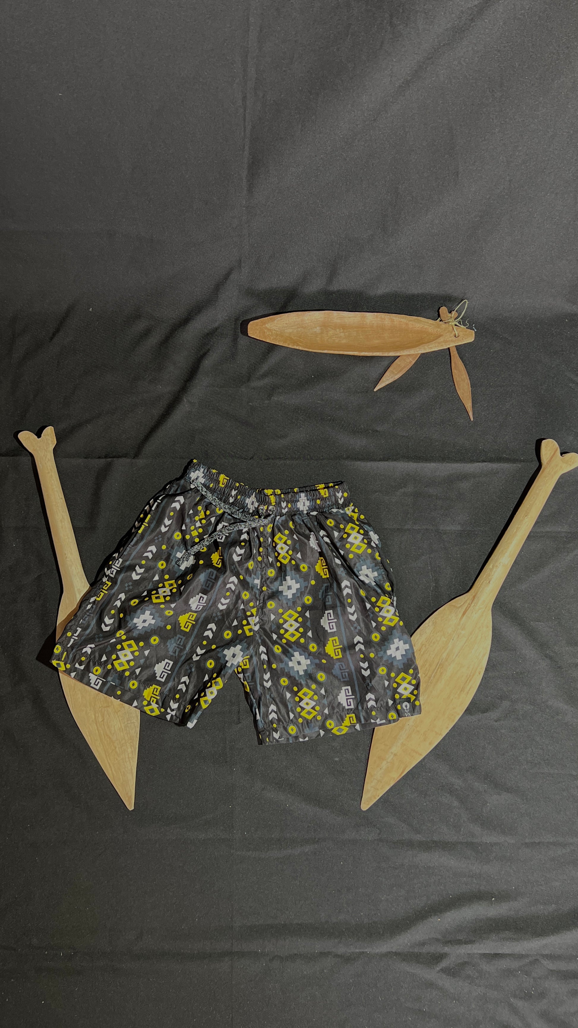 Pantaloneta de baño- Puerto Caribe – diseño étnico colombiano Visaje Negro
