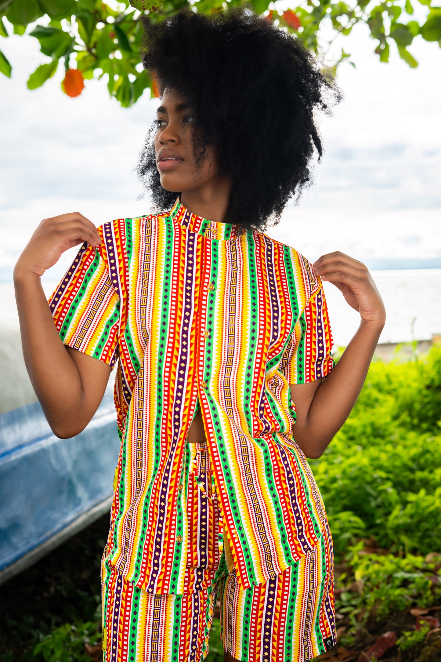 Camisa Premiun ALGODÓN sin género manga corta estampado CAMINOS con cuello NERÚ| Visaje Negro – diseño étnico colombiano Visaje Negro
