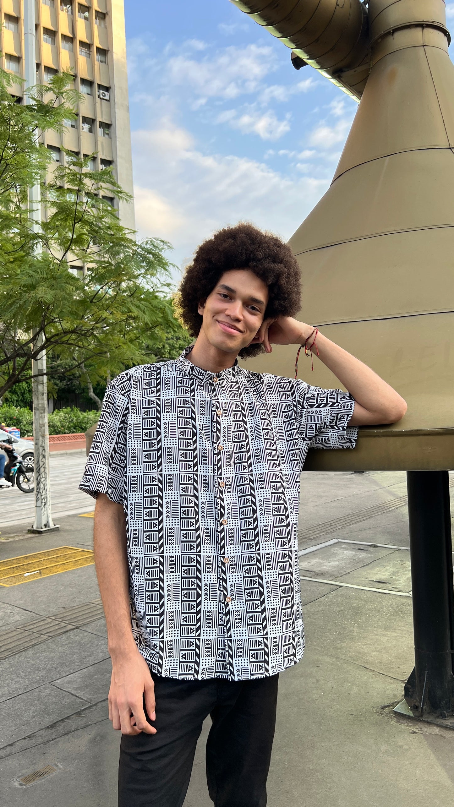 Camisa Vaivén de Peces B/N-Cuello Nerú- Ropa Afro Colombiana – diseño étnico colombiano Visaje Negro