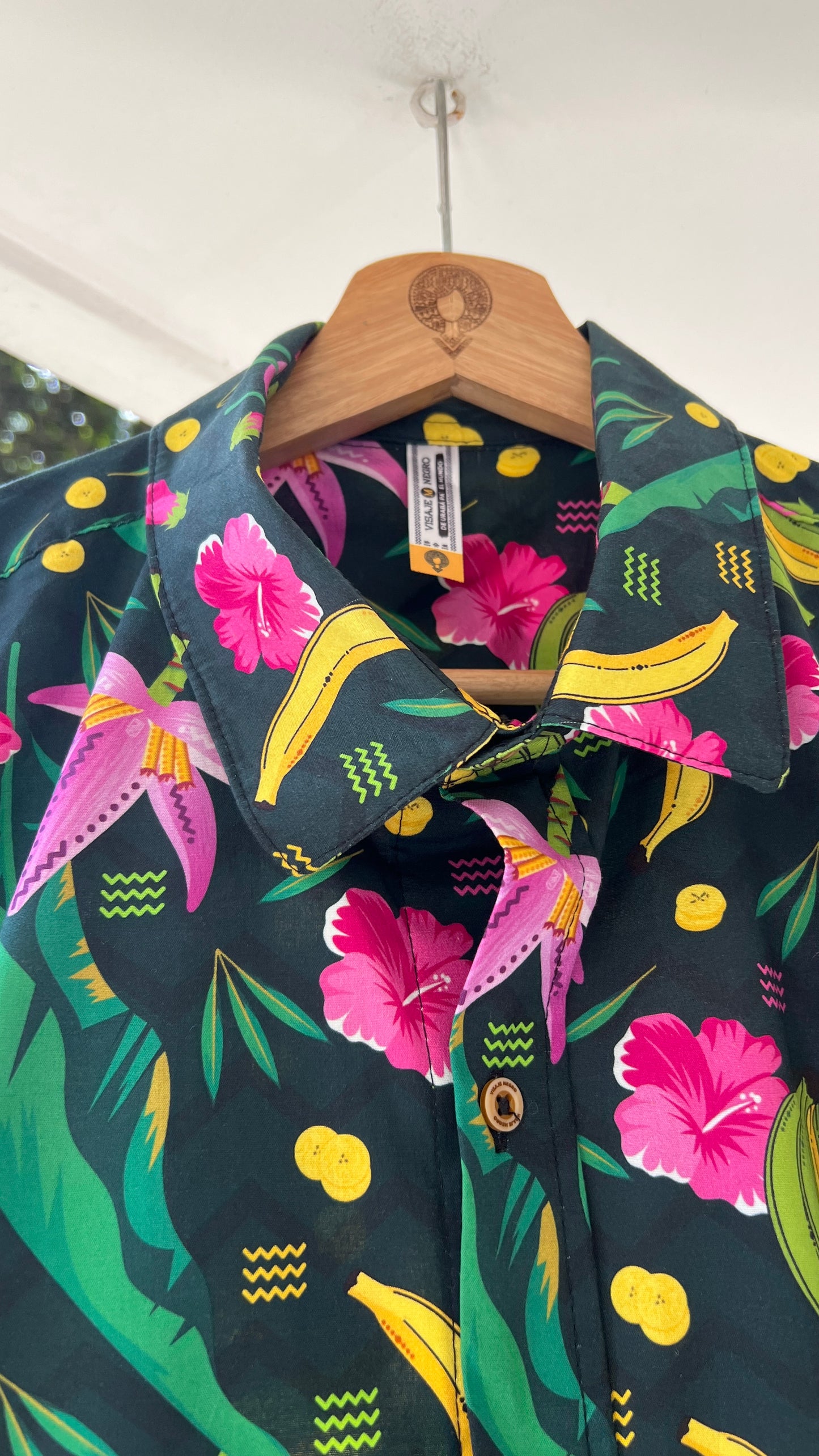 Camisa  Premiun ALGODÓN cuello inglés- La tajá – diseño étnico colombiano Visaje Negro