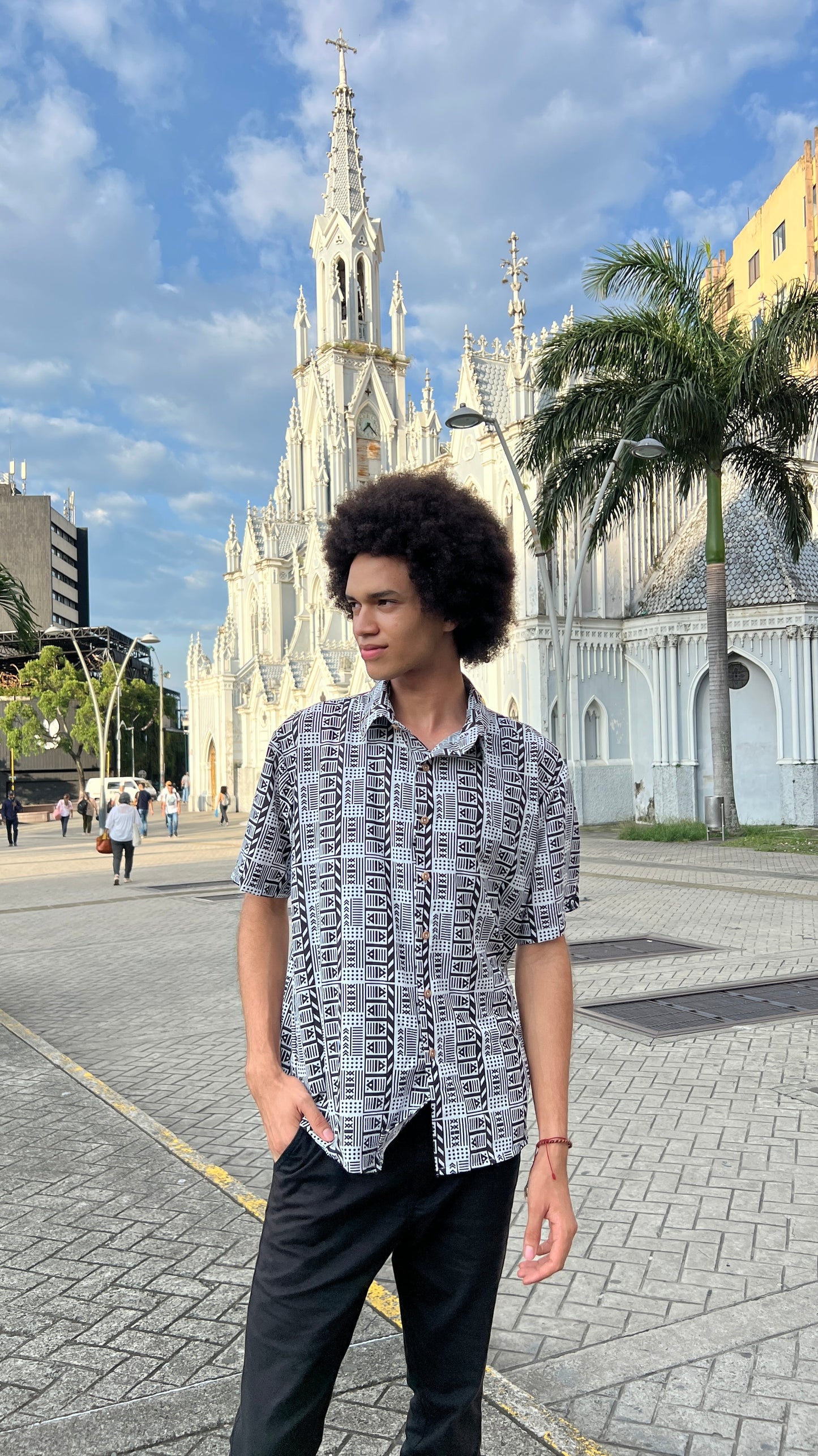 Camisa Vaivén de Peces B/N-Cuello Nerú- Ropa Afro Colombiana – diseño étnico colombiano Visaje Negro