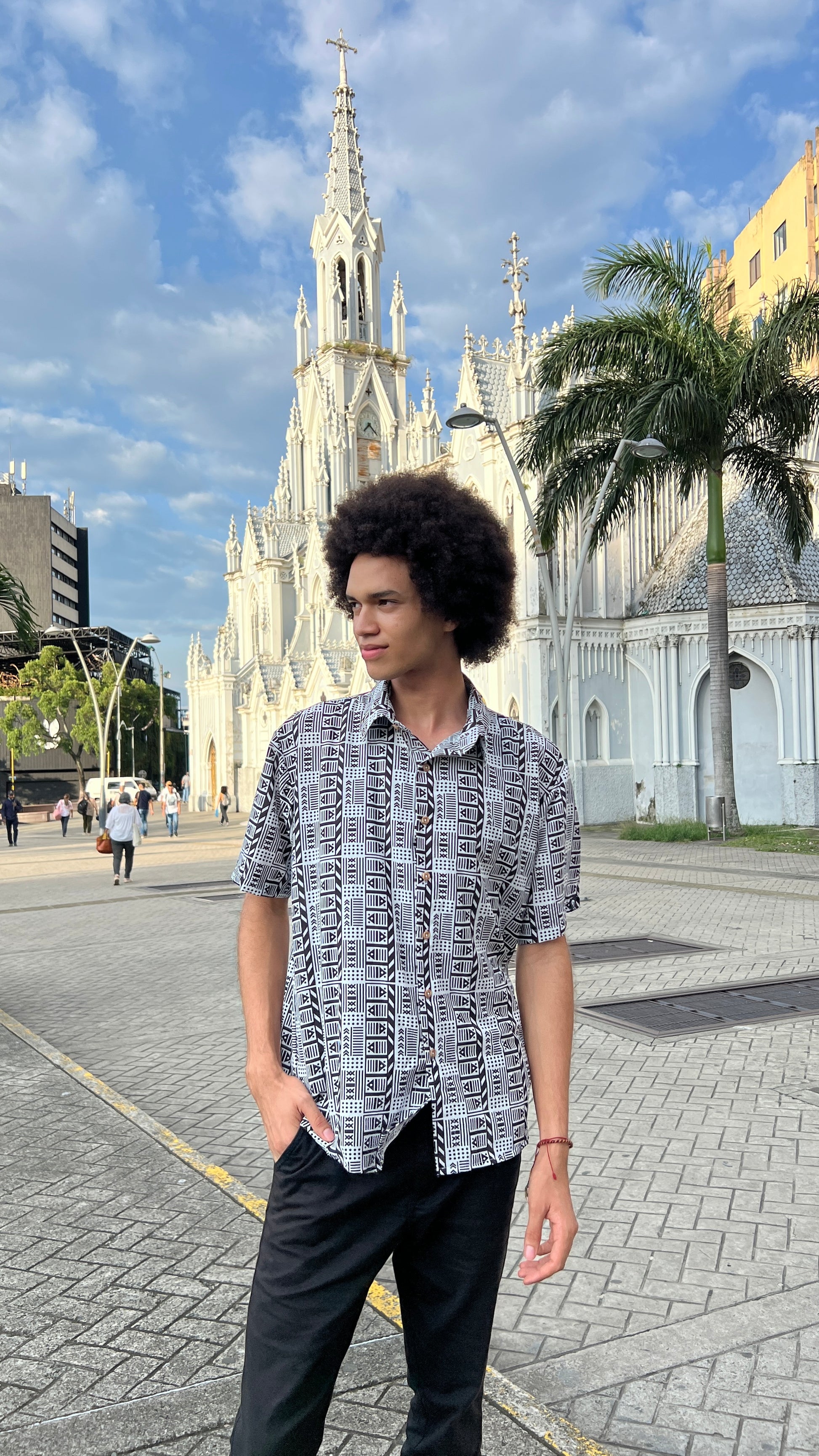 Camisa Vaivén de Peces B/N-Cuello Nerú- Ropa Afro Colombiana – diseño étnico colombiano Visaje Negro