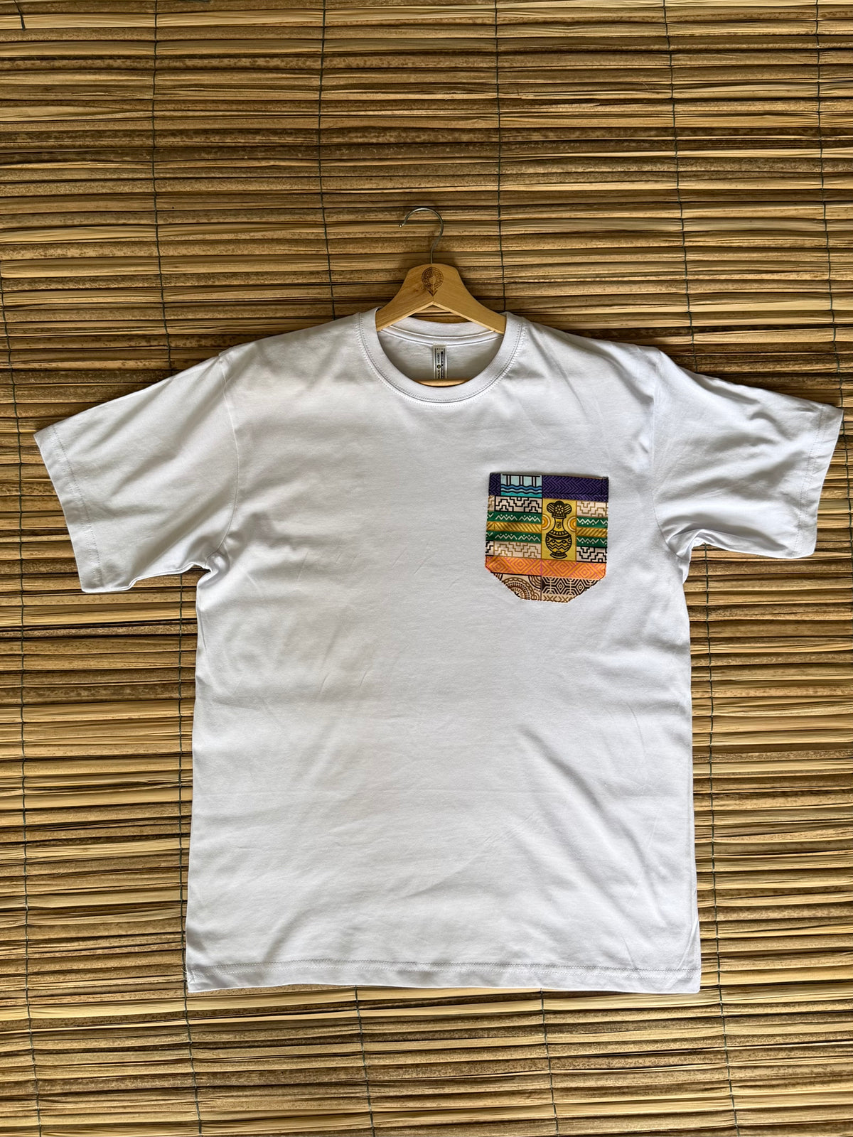 Camiseta blanca talla XL bolsillo diseño Artesanos
