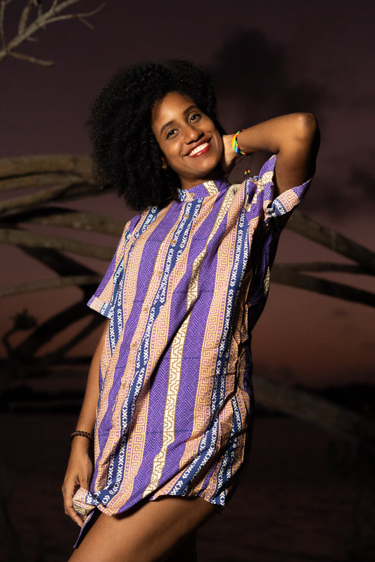 Camisón sin género estampada Tierra Viva en viscosa fresca con cuello nerú | Visaje Negro – diseño étnico colombiano Visaje Negro