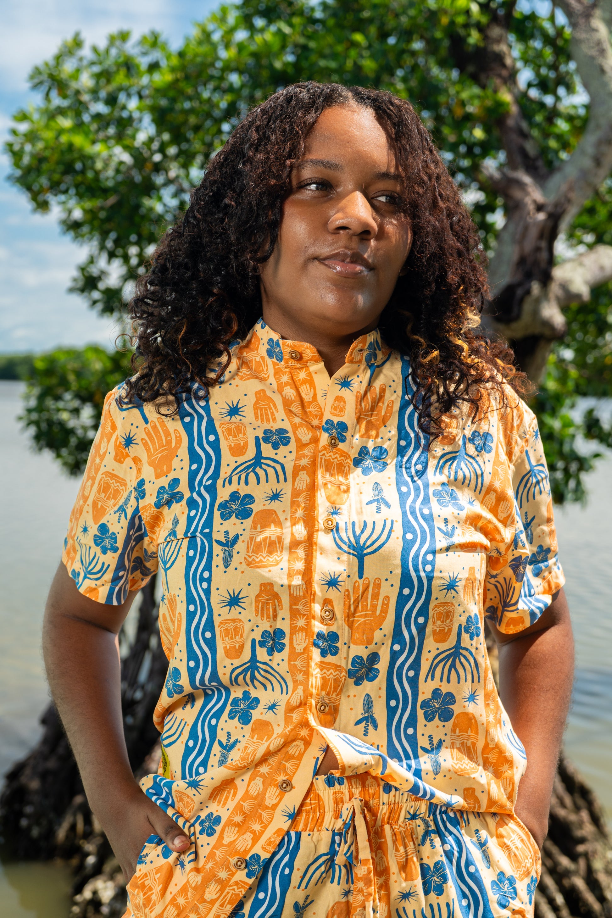Camisa Bulla y Pesca-Cuello Nerú- Diseño Colombiano – diseño étnico colombiano Visaje Negro