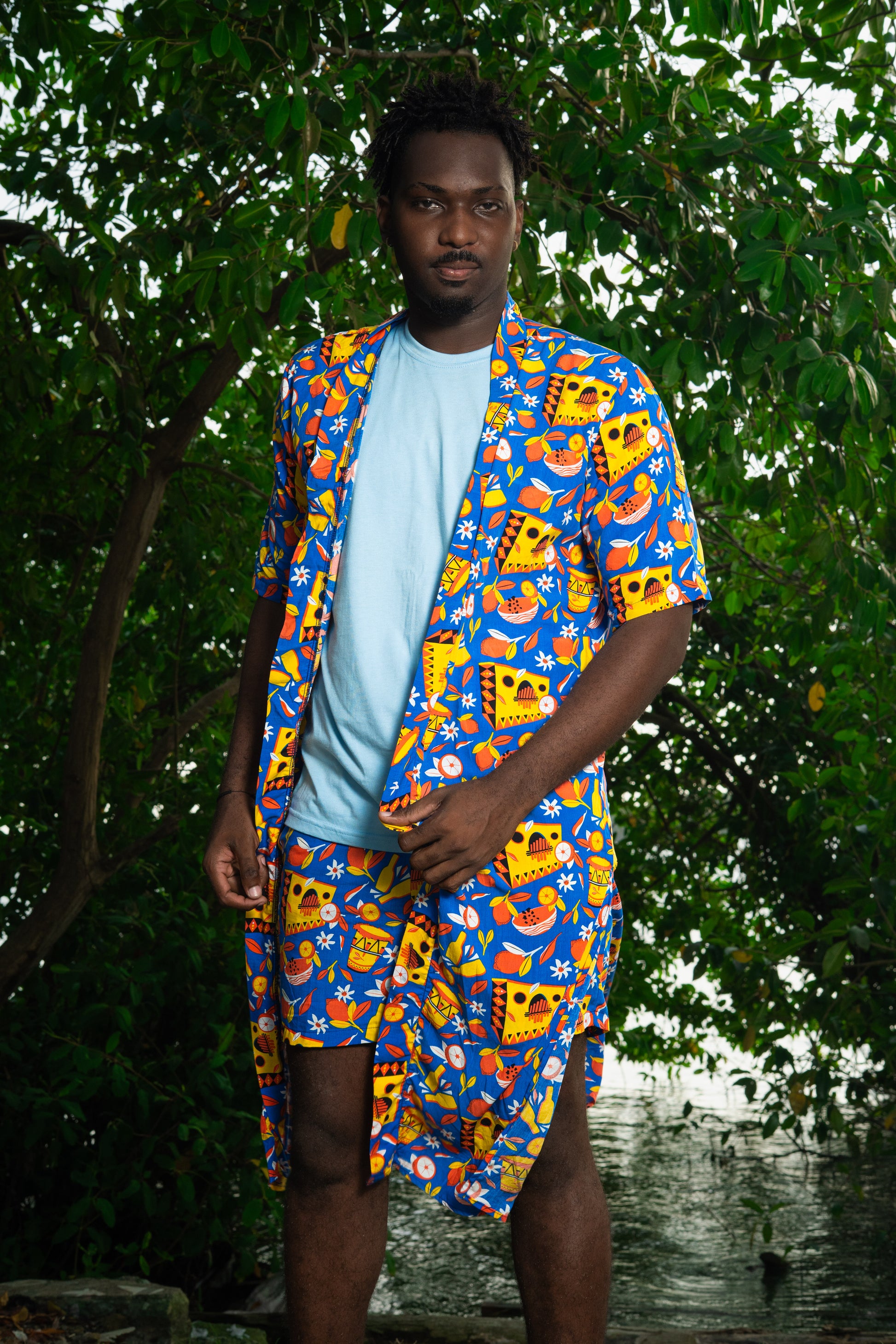 Kimono largo sin género estampado SEXTETO – 100% viscosa fresca | Visaje Negro – diseño étnico colombiano Visaje Negro