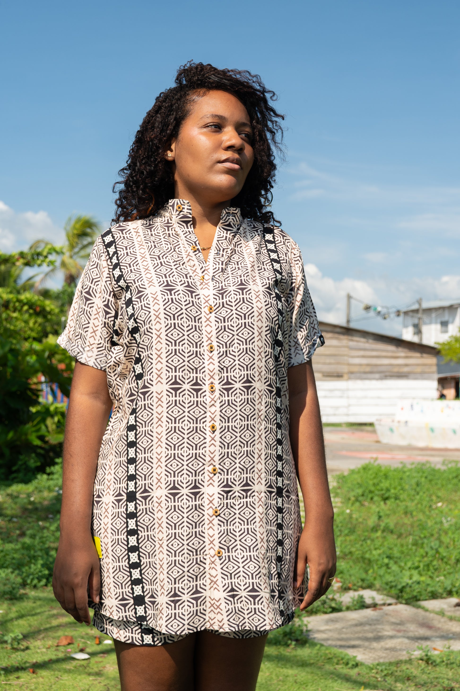 Camisón sin género estampada BARCAZA  en viscosa fresca con cuello nerú | Visaje Negro – diseño étnico colombiano Visaje Negro