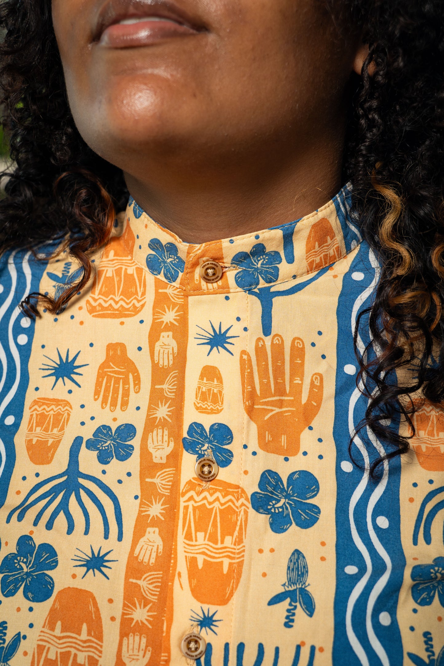 Camisa Bulla y Pesca-Cuello Nerú- Diseño Colombiano – diseño étnico colombiano Visaje Negro