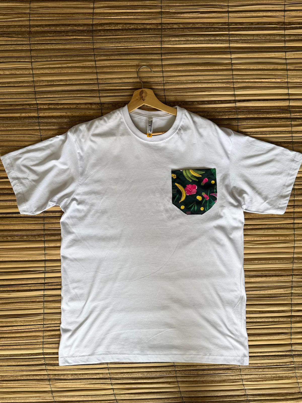 Camiseta blanca talla XL bolsillo diseño Taja