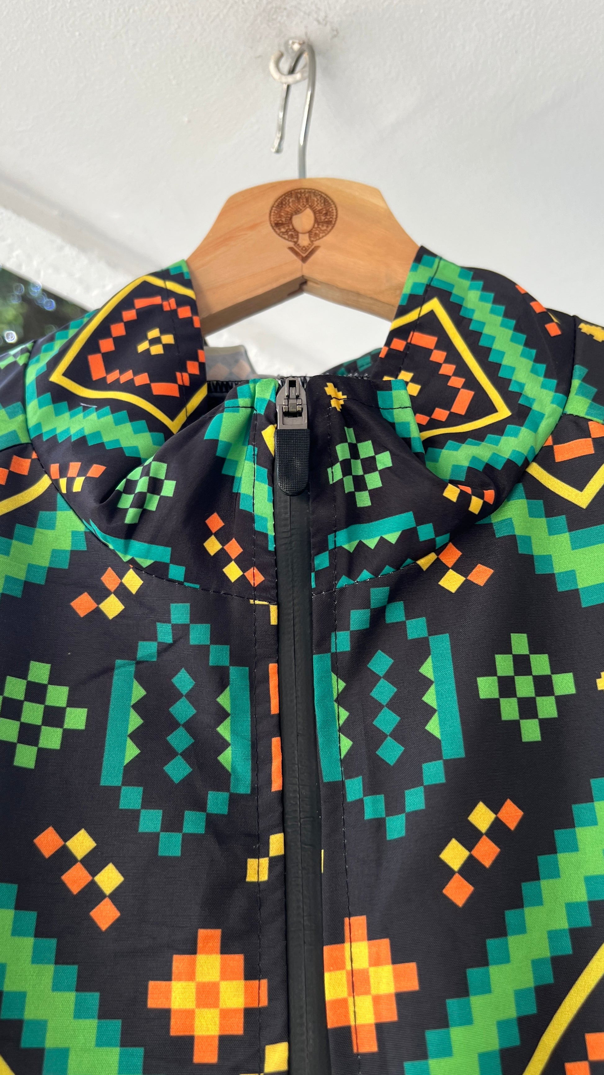 Chaqueta de lluvia- Rombos de Carambolo – diseño étnico colombiano Visaje Negro