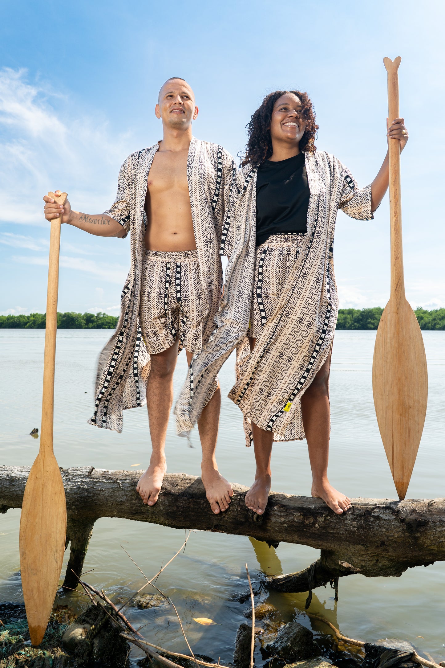 Kimono largo sin género estampado BARCAZA – 100% viscosa fresca | Visaje Negro – diseño étnico colombiano Visaje Negro