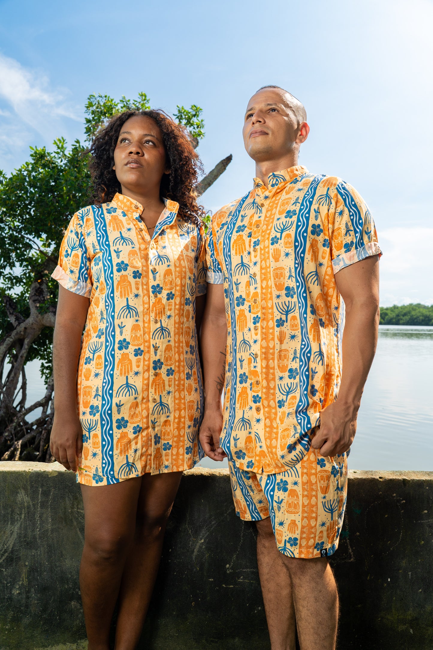 Camisón sin género estampada BULLA Y PESCA  en viscosa fresca con cuello nerú | Visaje Negro – diseño étnico colombiano Visaje Negro