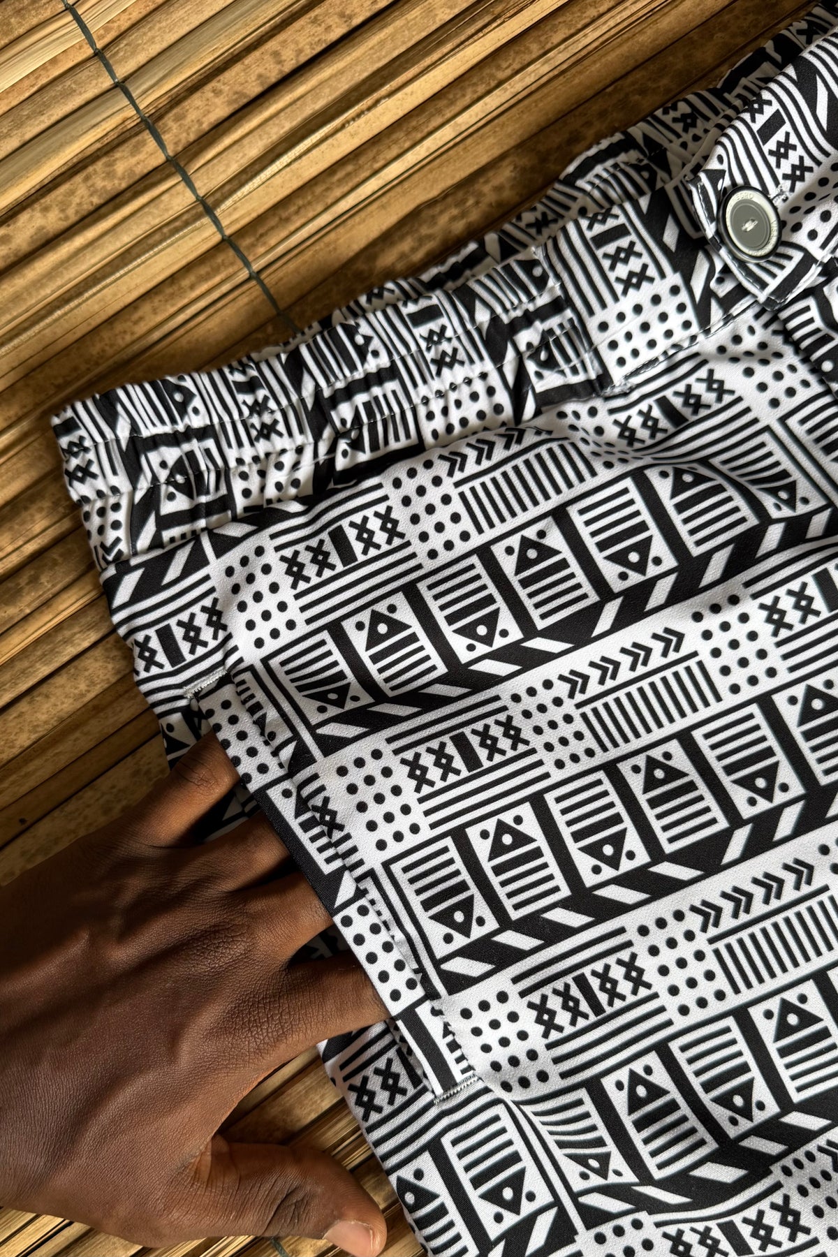Pantalón unisex Estampado Diseño Vaivén de peces Negro