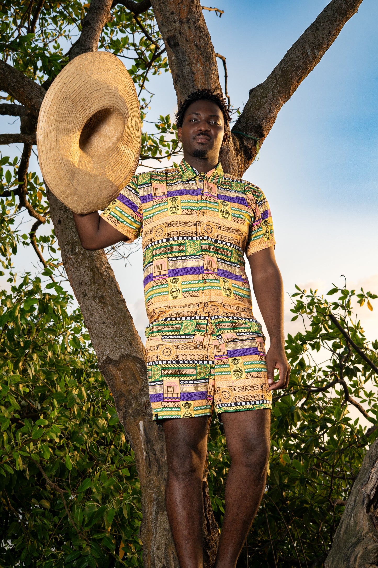 Camisa Artesanos-Cuello Inglés-Diseño Colombiano – diseño étnico colombiano Visaje Negro
