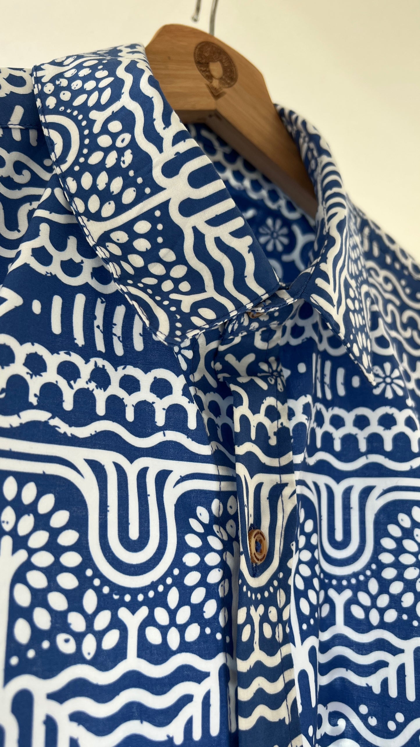 Camisa Premiun ALGODÓN cuello inglés-Rio Suriquí – diseño étnico colombiano Visaje Negro