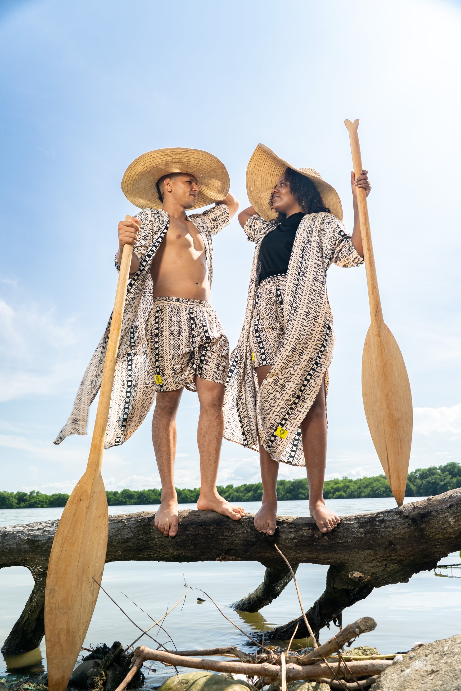 Kimono largo sin género estampado BARCAZA – 100% viscosa fresca | Visaje Negro – diseño étnico colombiano Visaje Negro