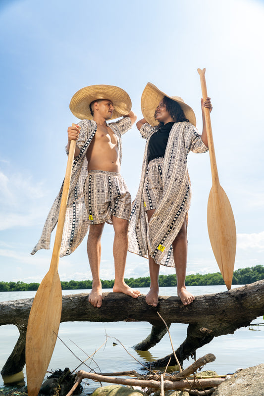 Kimono largo sin género estampado BARCAZA – 100% viscosa fresca | Visaje Negro – diseño étnico colombiano Visaje Negro