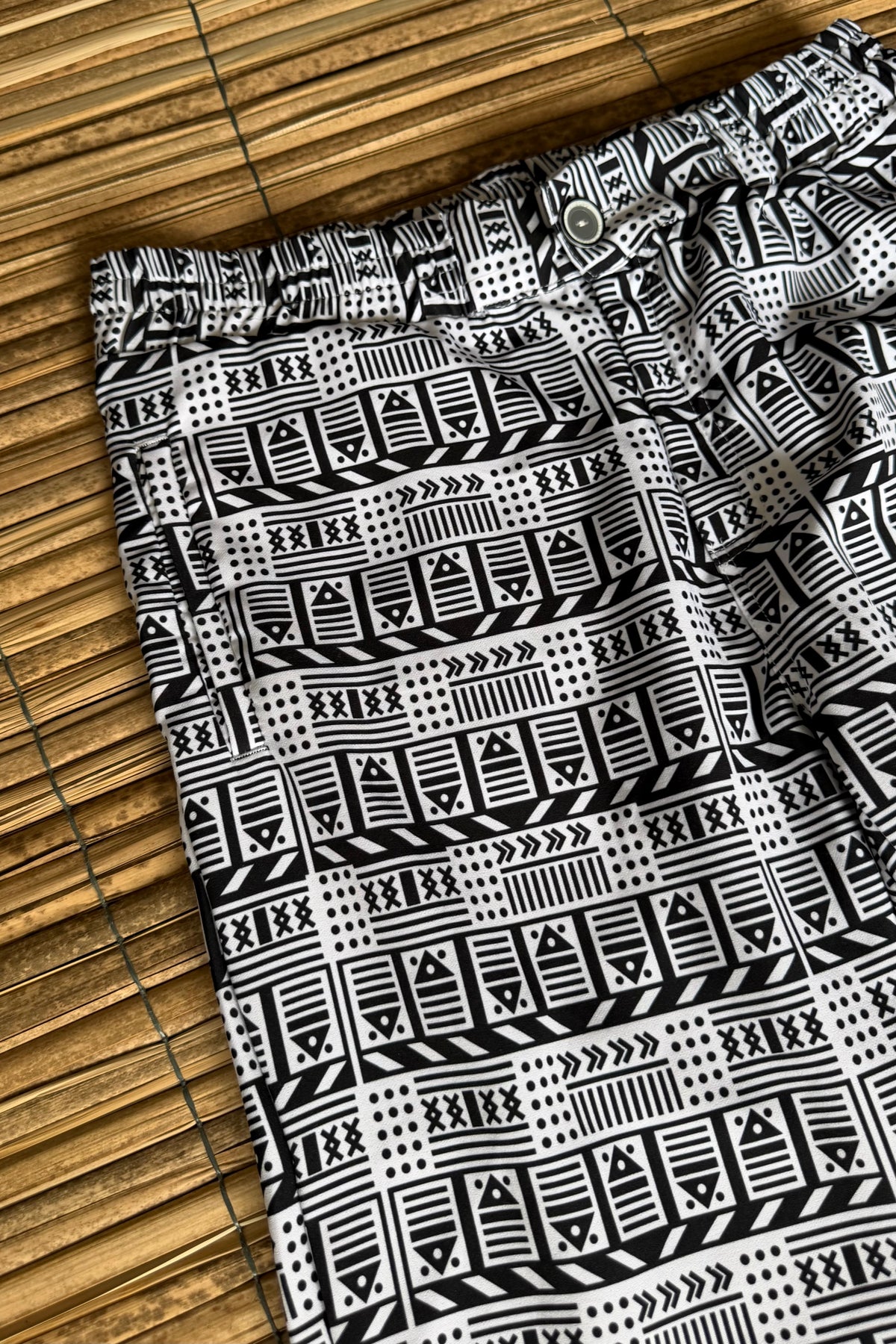 Pantalón unisex Estampado Diseño Vaivén de peces Negro
