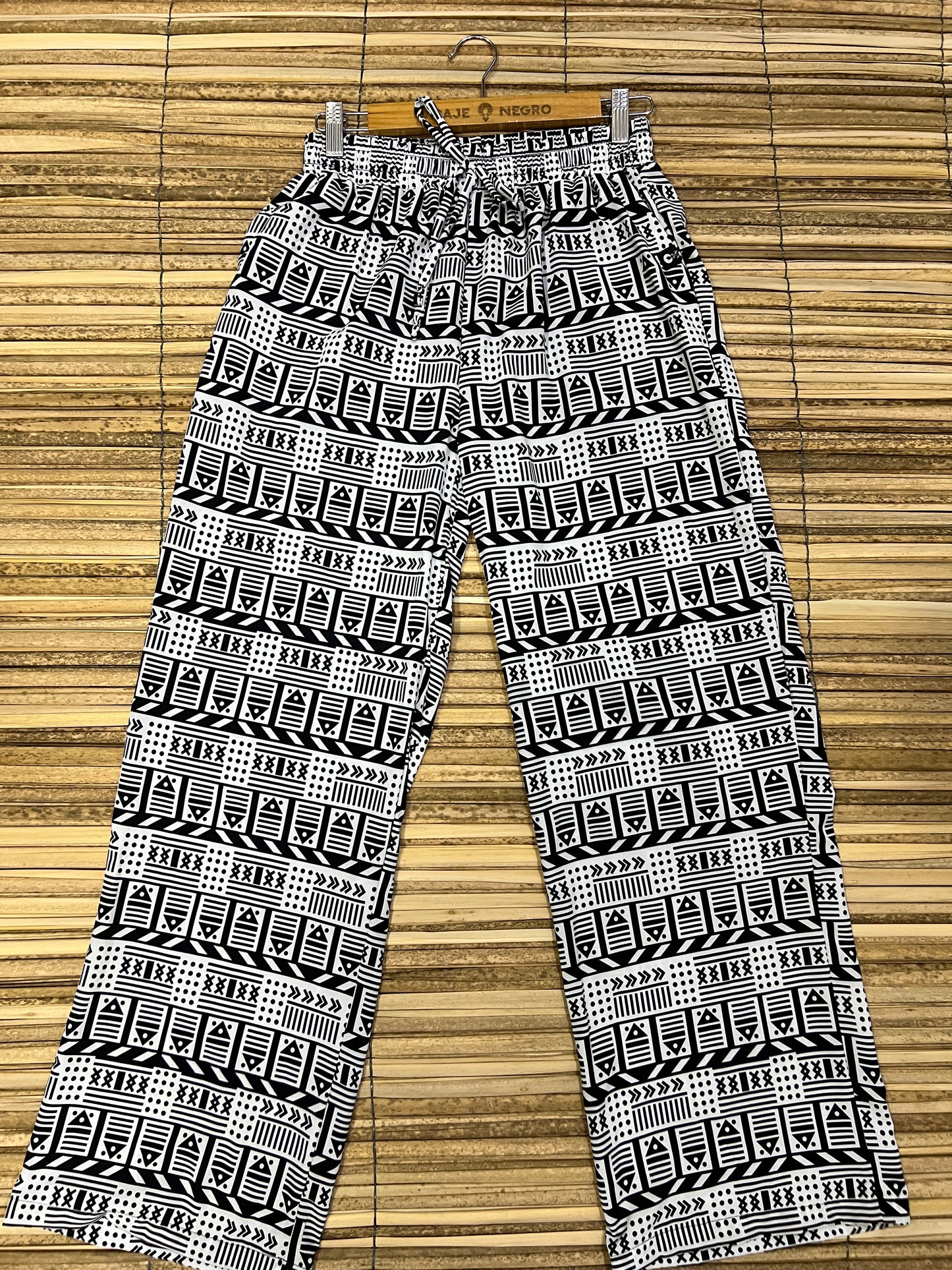 Pantalón Estampado Bota Ancha Vaivén de Peces Blanco y Negro